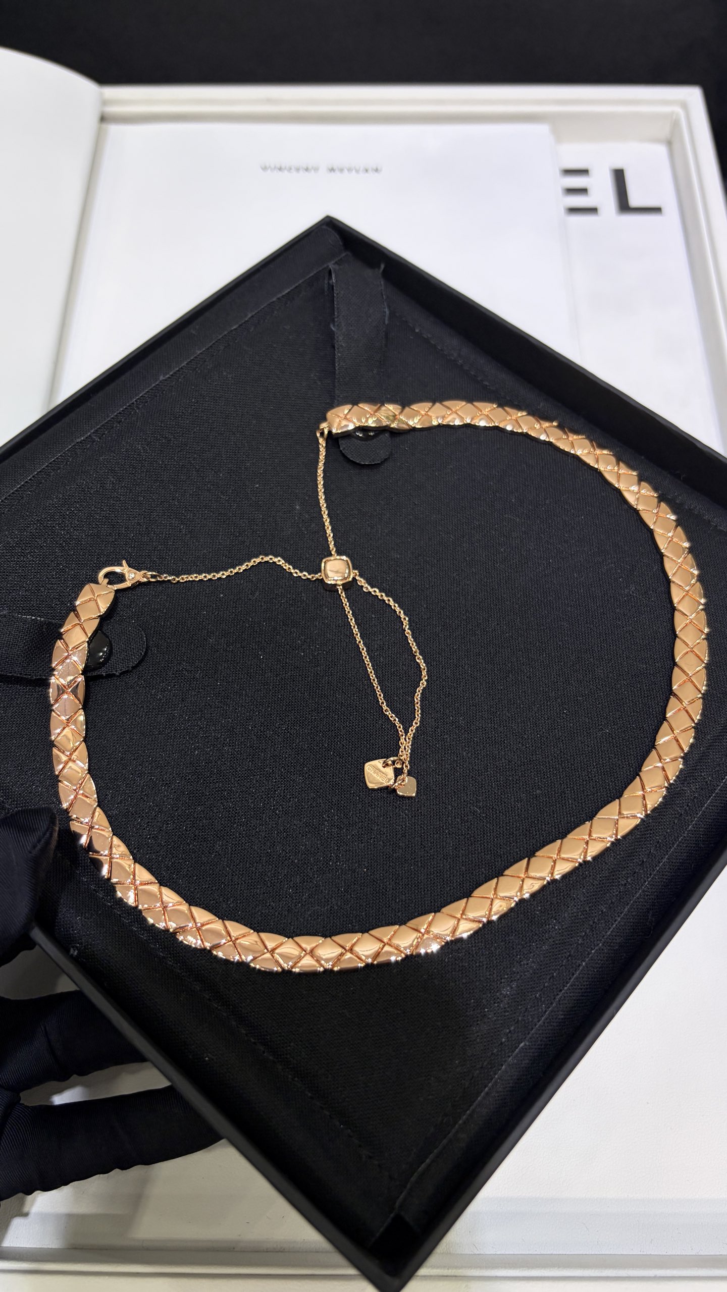 今日新品jennie同款\n新款cococrush菱格纹玫瑰金短项链choker\n\n经典菱格纹线条饱满简约又百搭\n柔性蛇骨链设计贴合颈部舒适度满分\n链条调节扣自由调节长度非常nice\n\nzp18k真金定制精工铜镀金\n高级珠宝系列项链带图片包装盒