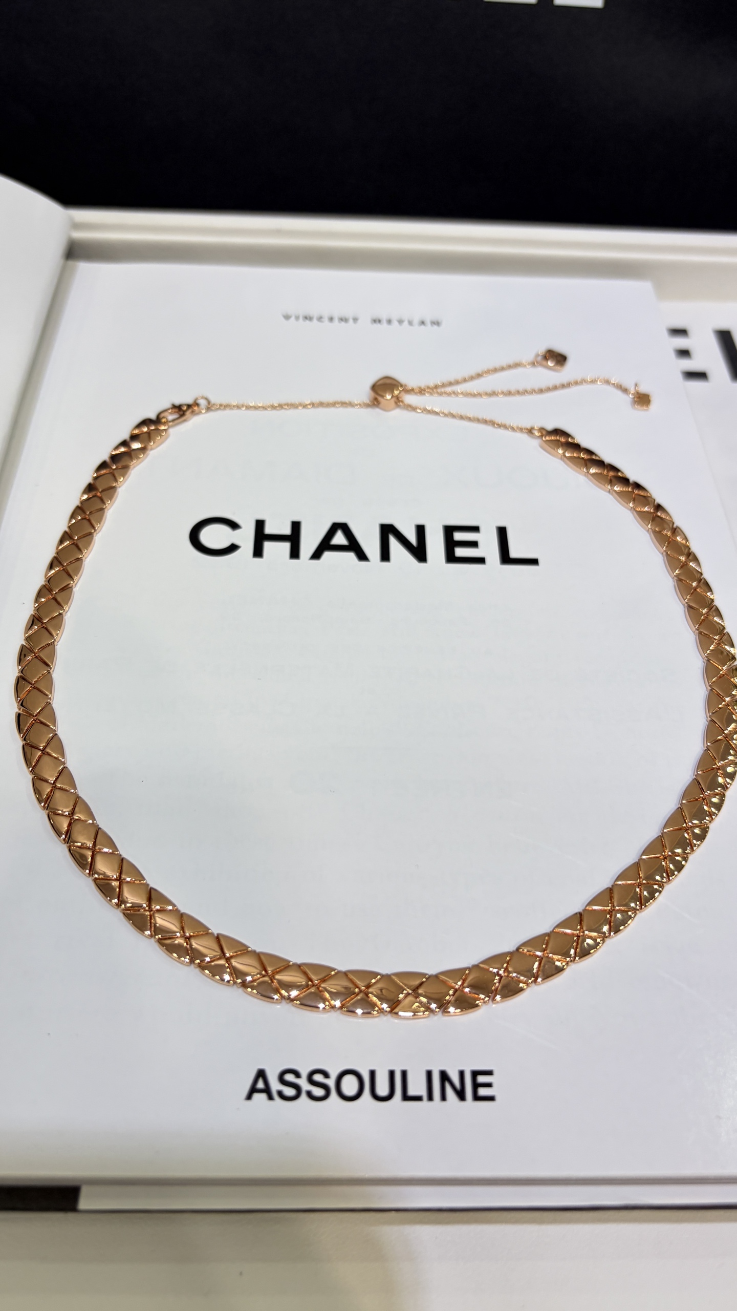 今日新品jennie同款\n新款cococrush菱格纹玫瑰金短项链choker\n\n经典菱格纹线条饱满简约又百搭\n柔性蛇骨链设计贴合颈部舒适度满分\n链条调节扣自由调节长度非常nice\n\nzp18k真金定制精工铜镀金\n高级珠宝系列项链带图片包装盒