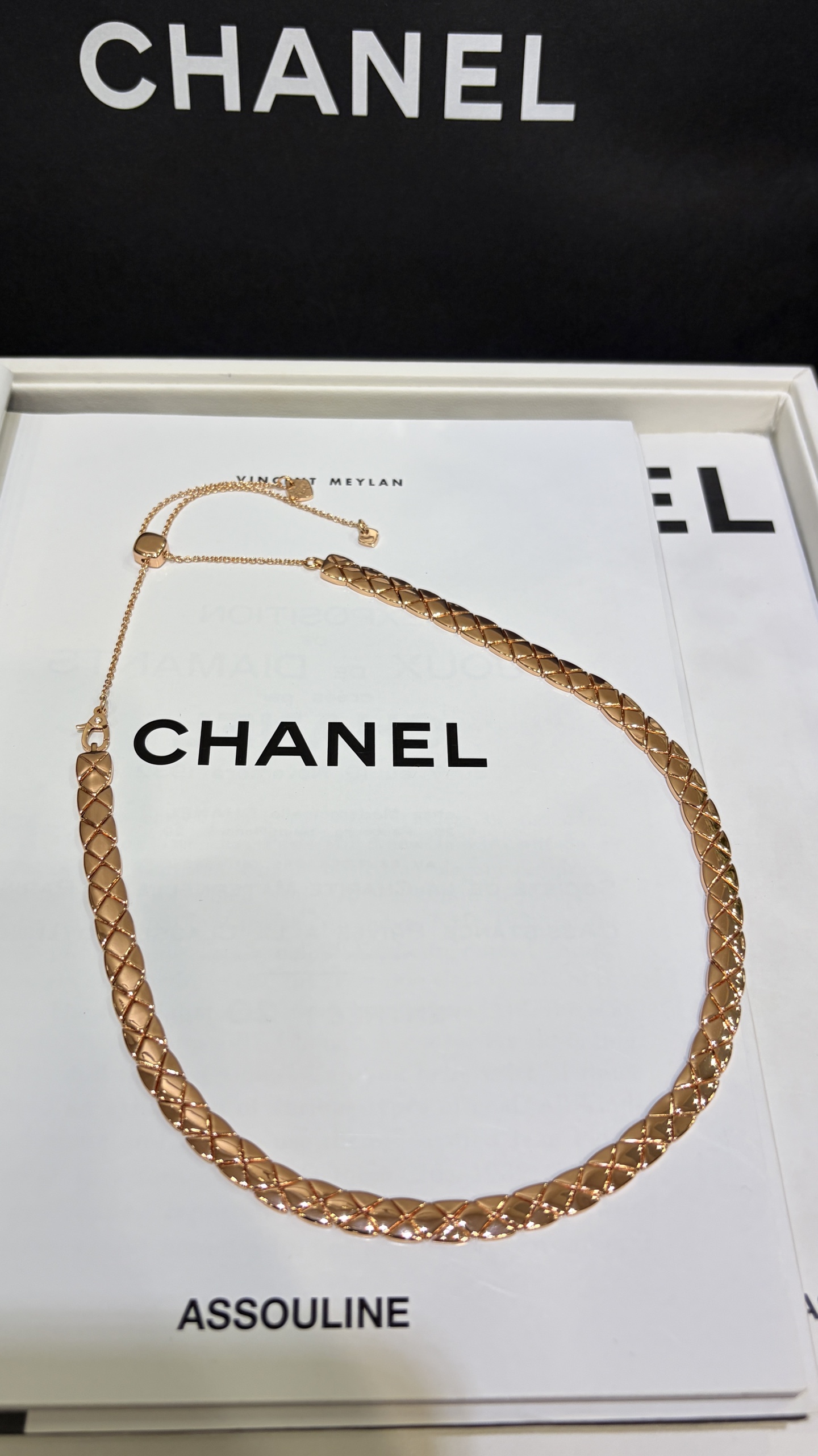 今日新品jennie同款\n新款cococrush菱格纹玫瑰金短项链choker\n\n经典菱格纹线条饱满简约又百搭\n柔性蛇骨链设计贴合颈部舒适度满分\n链条调节扣自由调节长度非常nice\n\nzp18k真金定制精工铜镀金\n高级珠宝系列项链带图片包装盒