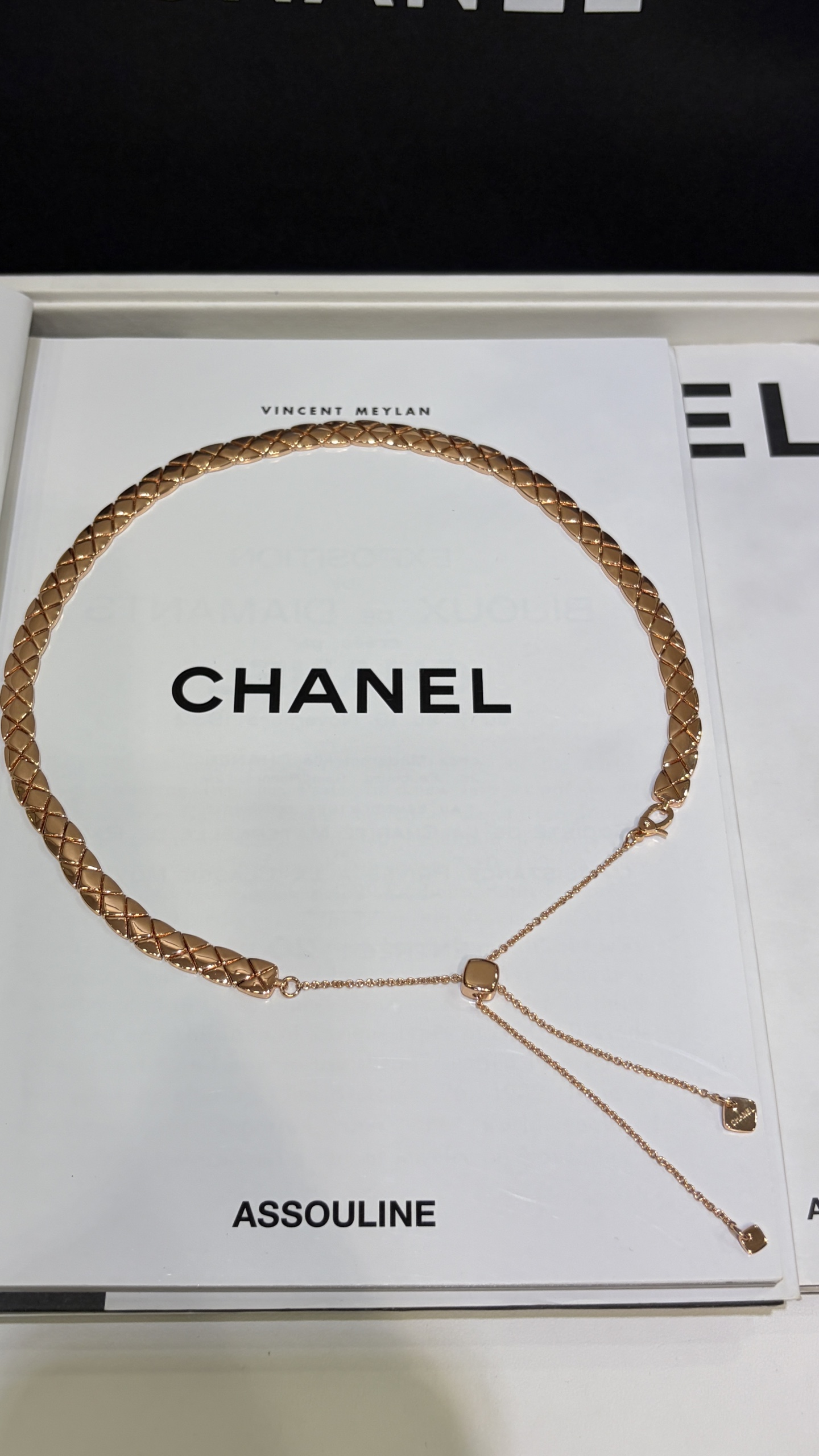 今日新品jennie同款\n新款cococrush菱格纹玫瑰金短项链choker\n\n经典菱格纹线条饱满简约又百搭\n柔性蛇骨链设计贴合颈部舒适度满分\n链条调节扣自由调节长度非常nice\n\nzp18k真金定制精工铜镀金\n高级珠宝系列项链带图片包装盒