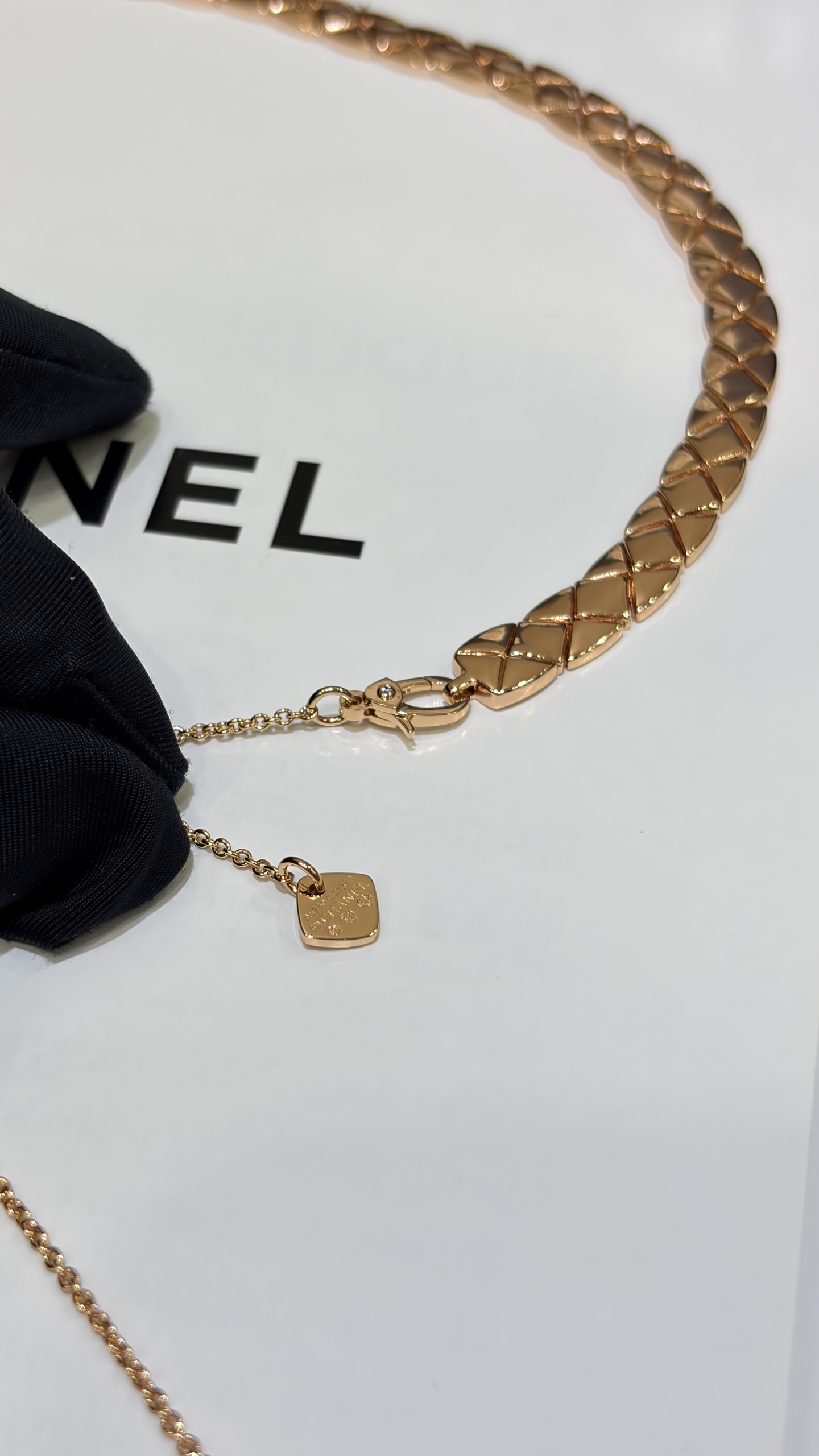 今日新品jennie同款\n新款cococrush菱格纹玫瑰金短项链choker\n\n经典菱格纹线条饱满简约又百搭\n柔性蛇骨链设计贴合颈部舒适度满分\n链条调节扣自由调节长度非常nice\n\nzp18k真金定制精工铜镀金\n高级珠宝系列项链带图片包装盒