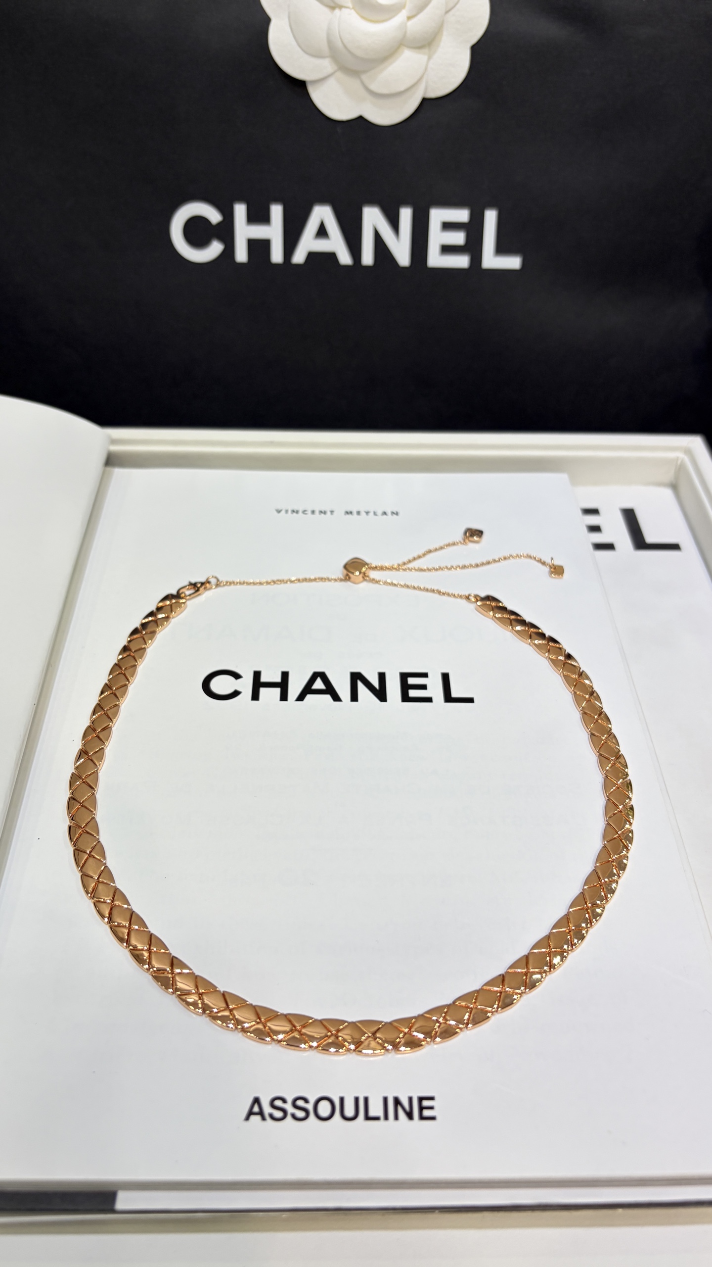 今日新品jennie同款\n新款cococrush菱格纹玫瑰金短项链choker\n\n经典菱格纹线条饱满简约又百搭\n柔性蛇骨链设计贴合颈部舒适度满分\n链条调节扣自由调节长度非常nice\n\nzp18k真金定制精工铜镀金\n高级珠宝系列项链带图片包装盒