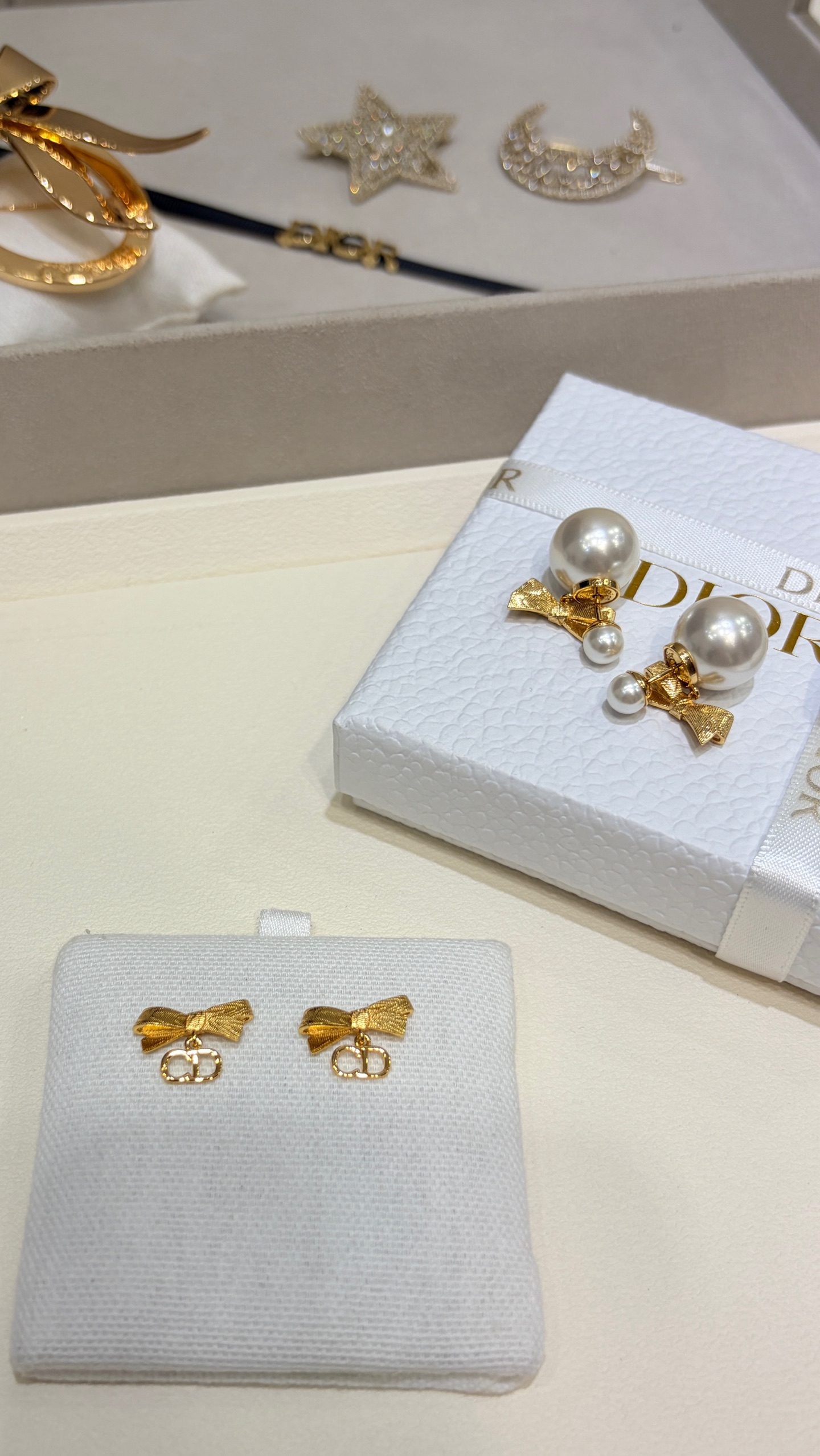 NO:857243,Today’s new purchase is yb 88168 * 26ss new gold brushed bow CD pendant earrings. The details of the metal bow brushed craftsmanship are so textured. It is simple and elegant with the CD pendant. I am attracted by it at first glance. The small size is really an artifact to add a refined atmosphere. The same brass material as yb. The highest version can be purchased to earn money. Stud earrings, earrings, Cartier high-end jewelry19860909今日新品购入yb 88168 * 26ss新款金色拉丝蝴蝶结CD吊坠耳钉 金属蝴蝶结拉丝工艺细节太有质感了 搭配CD吊坠简约贵气 一眼心动 小号size真的是增加精致氛围感神器 yb一样黄铜材质 最高版本买到赚到 耳钉耳环,,earrings,卡迪亚高端饰品,Jewelry