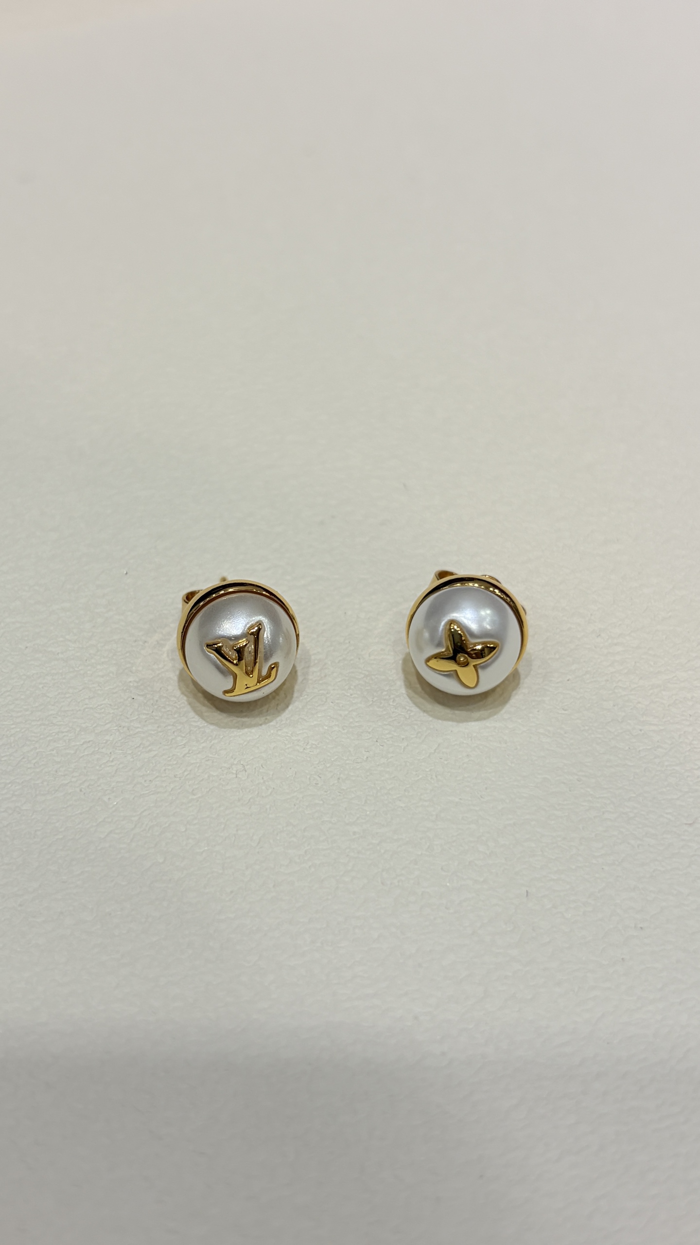NO:919328,88160 earrings arrived today. 26 new metal small flower letter pearl earrings. The iconic presbyopia pattern is exquisite and cute. It is perfect for daily commuting with hemispherical pearls. The lettering is clear and the details of the metal lines are perfect. The same brass material as z. Customized pearls, Cartier high-end jewelry1986090988160今日到货耳钉  26年新款金属小花朵字母珍珠耳钉 标志性的字母老花图案精致又可爱 搭配半球珍珠太适合日常通勤了 刻字清晰,细节金属线条完美 z一样黄铜材质 定制珍珠,,卡迪亚高端饰品,Jewelry
