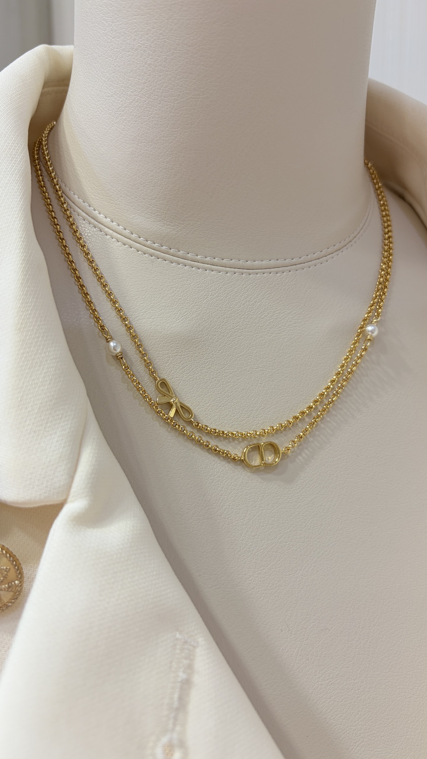NO:881464,88200, today’s new product purchase yb necklace * 26ss new golden bow CD pearl double layer necklace. Metal bow classic CD combination. Sweet and cute. The double layer chain design has a stacking effect. The upper body effect is so beautiful. Full of French girl atmosphere. The same brass material as yb. Customized pearls. Top version, necklace, Cartier high-end jewelry1986090988200,今日新品购入yb 项链 * 26ss新款金色蝴蝶结CD珍珠双层项链 金属蝴蝶结经典CD的组合 甜美又可爱 双层链条设计自带叠戴效果 上身效果太好看啦 法式少女氛围感满满 yb一样黄铜材质 定制珍珠.顶级版本,,necklace,卡迪亚高端饰品,Jewelry