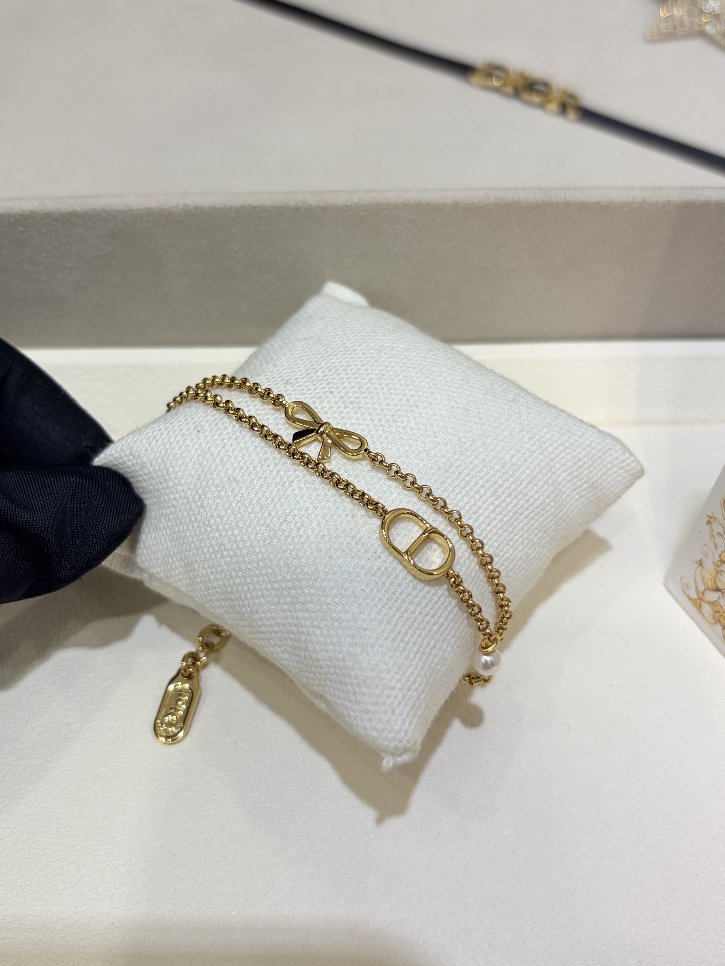 NO:881467,88180, today’s new purchase yb bracelet * 26ss new golden bow CD pearl double-layer bracelet. Metal bow classic CD combination. Sweet and cute. The double-layer chain design comes with a stacking effect. The effect is so beautiful. Full of French girl atmosphere. Brass material like yb. Customized pearls. Top version, bracelet, Cartier high-end jewelry1986090988180,今日新品购入yb 手链 * 26ss新款金色蝴蝶结CD珍珠双层手链 金属蝴蝶结经典CD的组合 甜美又可爱 双层链条设计自带叠戴效果 上手效果太好看啦 法式少女氛围感满满 yb一样黄铜材质 定制珍珠.顶级版本,,bracelet,卡迪亚高端饰品,Jewelry