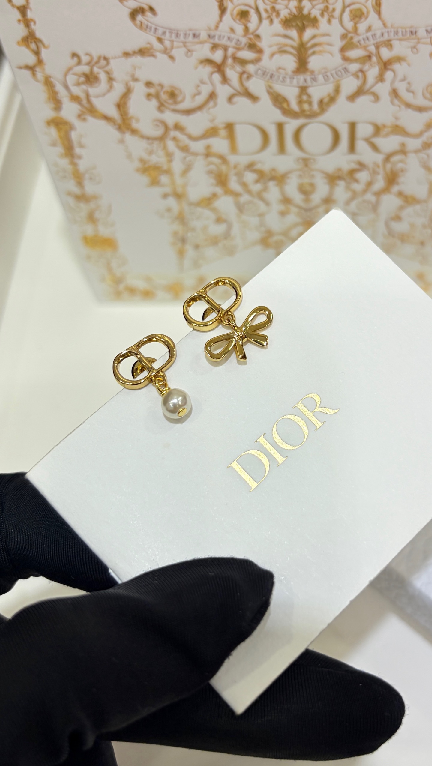 NO:881457,88168, Today's new earrings. Purchased yb * 26ss new gold CD bow pearl pendant earrings. The bow + CD is so good. It feels like a noble daughter. The word 'exquisite' is written from beginning to end. The small size is completely stress-free for daily commuting. The same brass material as yb. Customized pearls. Earrings, earrings, Cardia high-end jewelry1986090988168,今日新品耳钉 购入yb * 26ss新款金色CD蝴蝶结珍珠吊坠耳钉 蝴蝶结+CD太乖了 矜贵千金即视感 从头到尾写满了“精致”二字 小号尺寸日常通勤佩戴完全没压力 yb一样黄铜材质 定制珍珠 耳钉耳环,,earrings,卡迪亚高端饰品,Jewelry