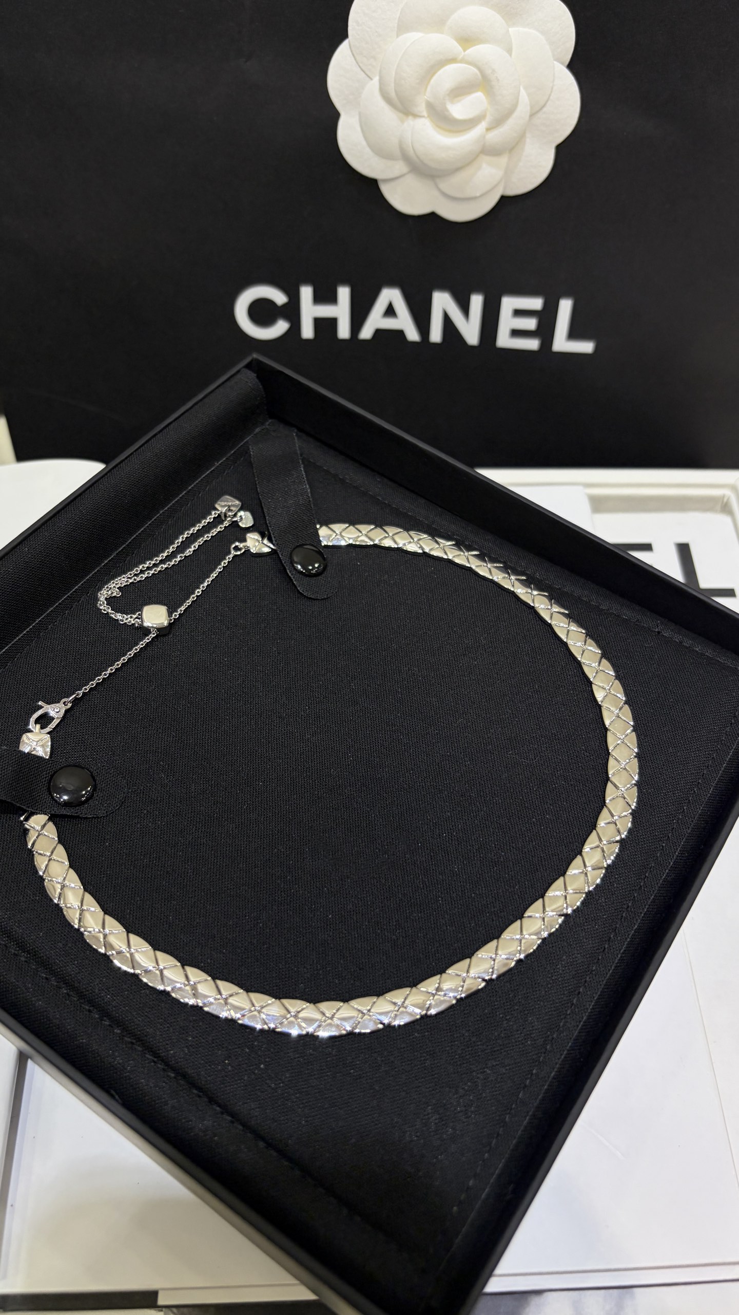 NO:881315,88350jennie same style silver * new coco crush rhombus plaid platinum short necklace choker classic rhombus pattern with full lines, simple and versatile. Flexible snake bone chain design fits the neck, perfect comfort. Chain adjustment buckle can adjust the length freely. Very nice zk real gold. Customized fine copper plating, necklace, gold plating, Cardia high-end jewelry1986090988350jennie同款 银色 * 新款coco crush菱格纹白金色短项链choker 经典菱格纹线条饱满 简约又百搭 柔性蛇骨链设计贴合颈部 舒适度满分 链条调节扣自由调节长度 非常nice zk真金 定制精工铜镀金,,necklace,gold plating,卡迪亚高端饰品,Jewelry