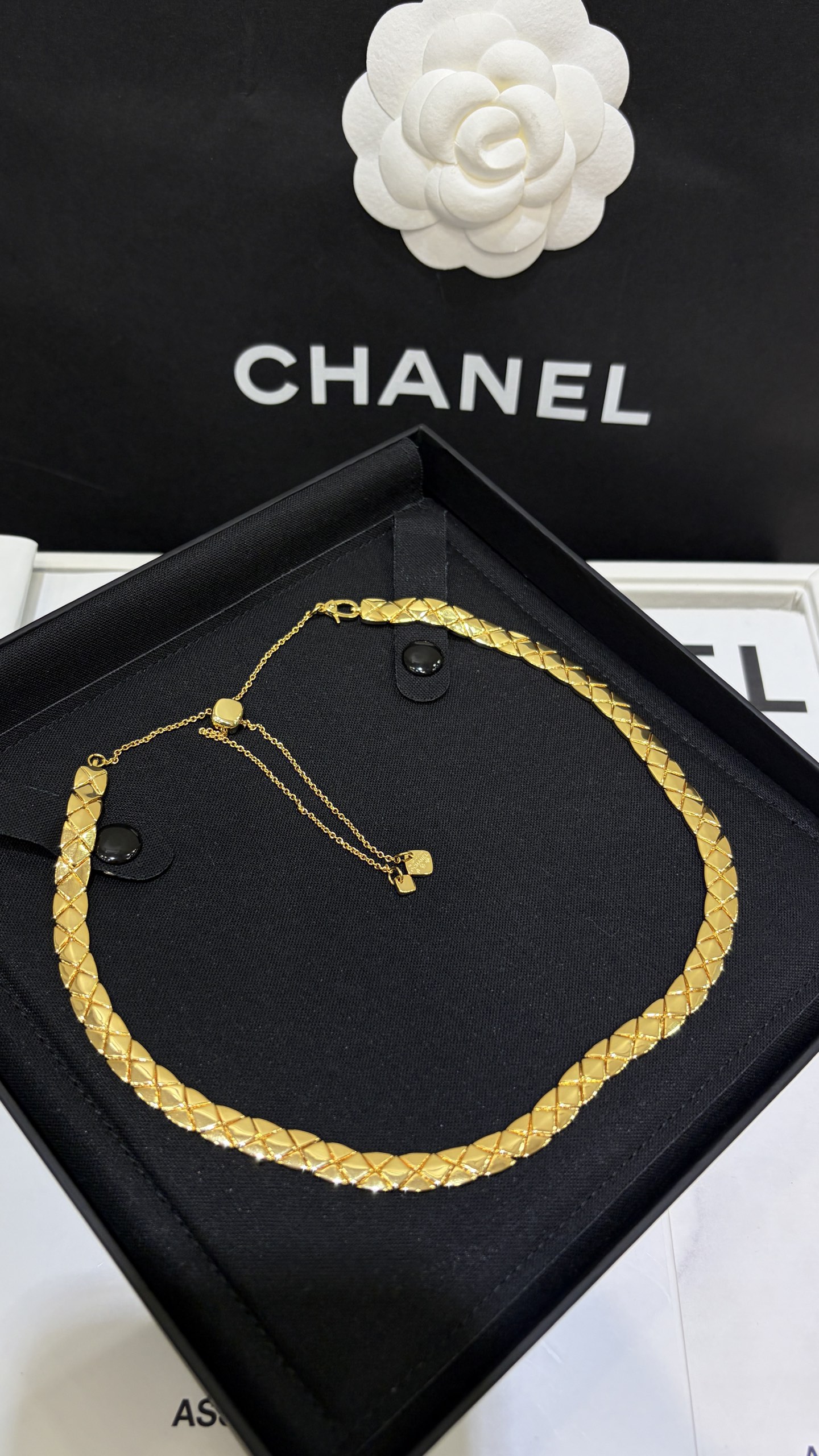 NO:881321,Jennie's same style, gold * New coco crush diamond gold short necklace choker, classic diamond pattern with full lines, simple and versatile, flexible snake bone chain design fits the neck, perfect comfort, chain adjustment buckle can adjust the length freely, very nice zk real gold, custom fine copper plating, necklace, gold plating, Cartier high-end jewelry19860909jennie同款 金色 * 新款coco crush菱格纹金色短项链choker 经典菱格纹线条饱满 简约又百搭 柔性蛇骨链设计贴合颈部 舒适度满分 链条调节扣自由调节长度 非常nice zk真金 定制精工铜镀金,,necklace,gold plating,卡迪亚高端饰品,Jewelry