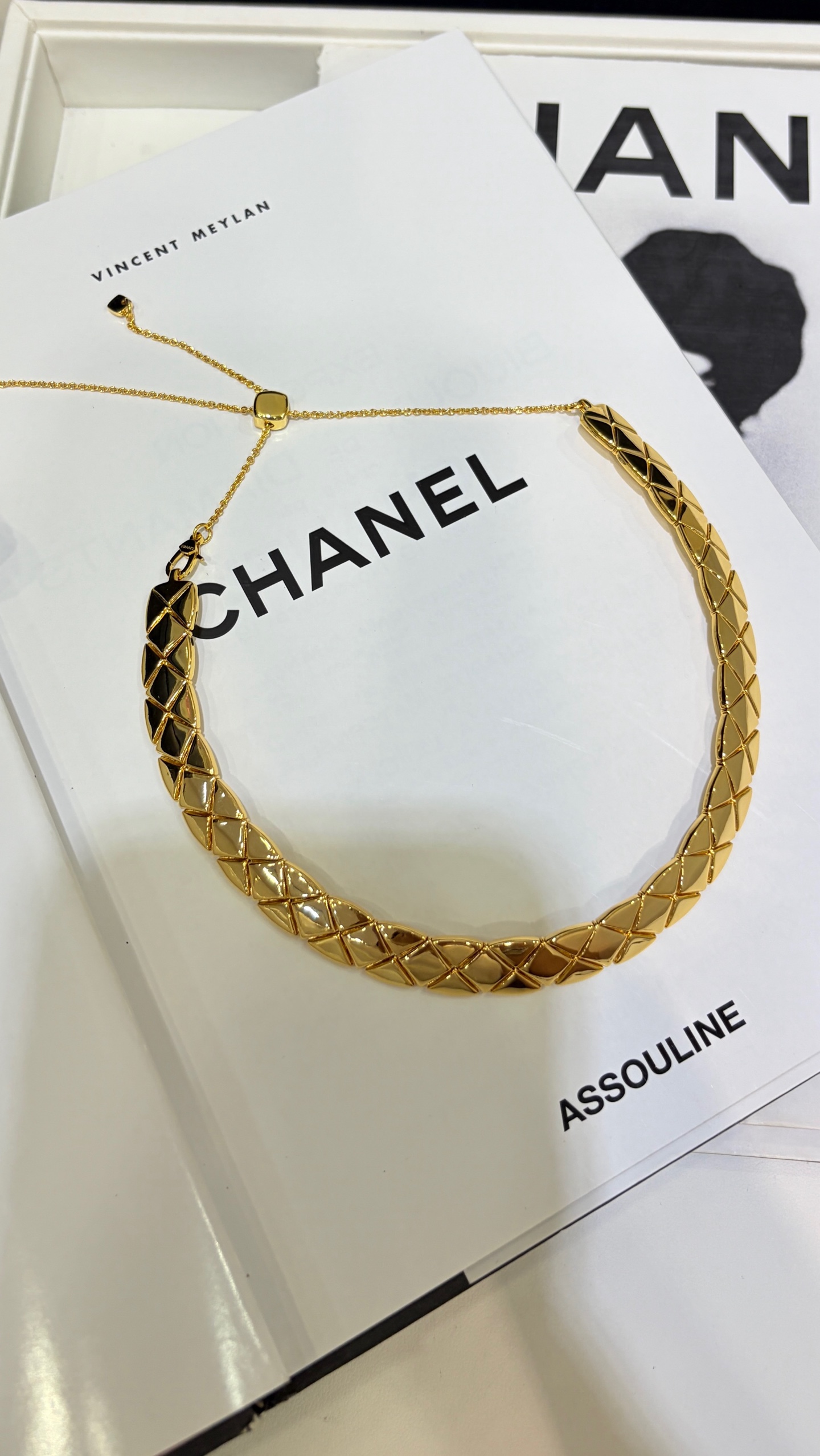 NO:857463,Today’s new product wide version gold * New coco crush rhombus gold short necklace choker The classic rhombus pattern has full lines and the wide version has a sense of presence. The flexible snake bone chain design fits the neck. Full score for comfort. The chain adjustment buckle can adjust the length freely. Very nice zk real gold. Customized fine copper plating. High-end jewelry series, necklace, gold plating, Cardia high-end jewelry.19860909今日新品宽版 金色 * 新款coco crush菱格纹金色短项链choker 经典菱格纹线条饱满 宽版更有存在感 柔性蛇骨链设计贴合颈部 舒适度满分 链条调节扣自由调节长度 非常nice zk真金 定制精工铜镀金 高级珠宝系列,,necklace,gold plating,卡迪亚高端饰品,Jewelry
