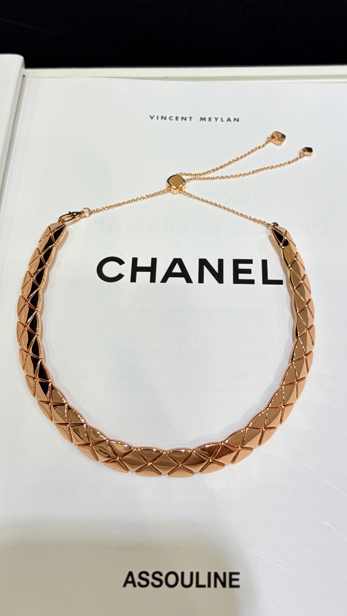 NO:857472,Today’s new product, wide version, beige gold * New coco crush rhombus pattern rose gold short necklace choker. The classic rhombus pattern has full lines. The wide version has more presence. The flexible snake bone chain design fits the neck. Full score for comfort. The chain adjustment buckle can adjust the length freely. Very nice zk real gold. Customized fine copper plating, necklace, gold plating, Cartier high-end jewelry.19860909今日新品宽版 米金色 * 新款coco crush菱格纹玫瑰金色短项链choker 经典菱格纹线条饱满 宽版更有存在感 柔性蛇骨链设计贴合颈部 舒适度满分 链条调节扣自由调节长度 非常nice zk真金 定制精工铜镀金,,necklace,gold plating,卡迪亚高端饰品,Jewelry