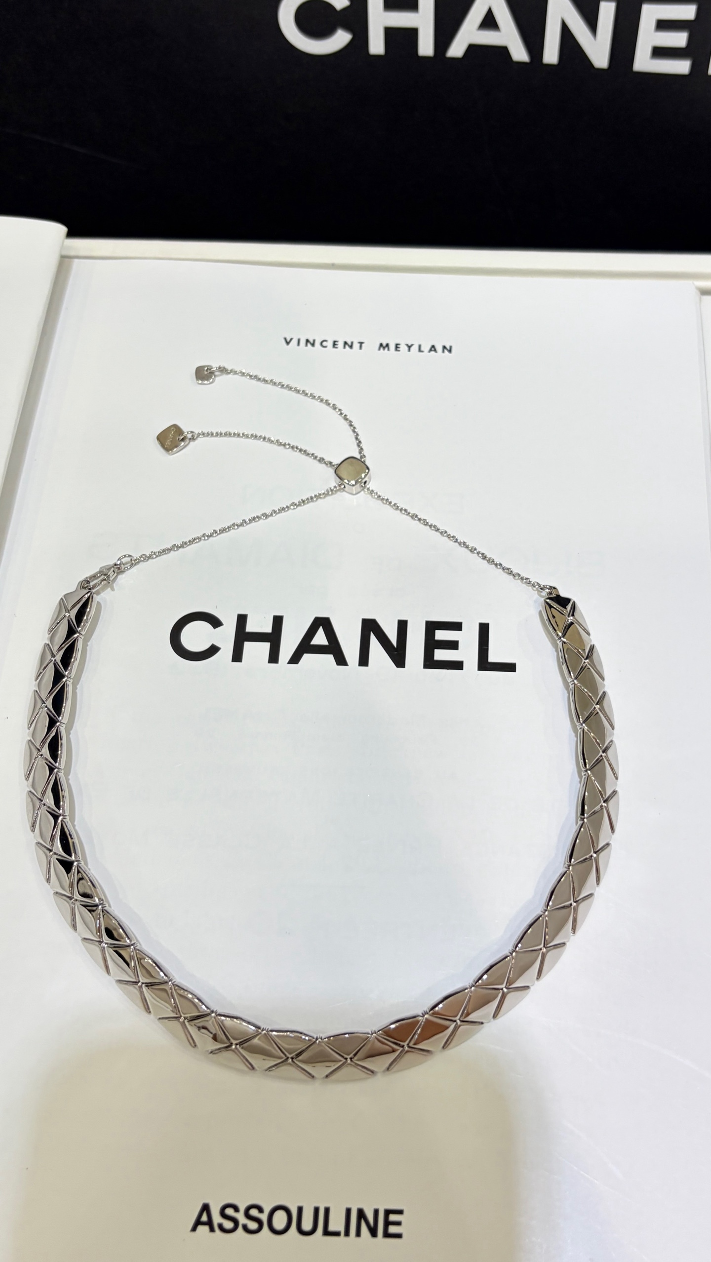 NO:857481,Today’s new product, wide version, silver * New coco crush diamond plaid platinum short necklace choker. The classic diamond pattern has full lines. The wide version has more presence. The flexible snake bone chain design fits the neck. Full score for comfort. The chain adjustment buckle can adjust the length freely. Very nice, necklace, Cartier high-end jewelry.19860909今日新品宽版 银色 * 新款coco crush菱格纹白金色短项链choker 经典菱格纹线条饱满 宽版更有存在感 柔性蛇骨链设计贴合颈部 舒适度满分 链条调节扣自由调节长度 非常nice,,necklace,卡迪亚高端饰品,Jewelry
