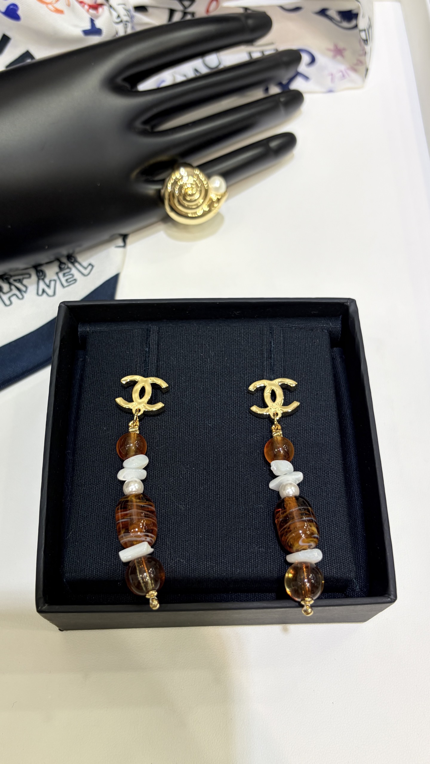 NO:881251,Today's new products * 26M Summer Ocean Series new gold double C shell earrings. The ocean bohemian natural style upper body is so charming. The brown beaded shells are full of narrative and wild beauty. The ocean series is very relaxed, and the holiday style makes people feel happy. z-consistent brass material, acrylic accessories, coco beach earrings, earrings, Cardia high-end jewelry19860909今日新品 * 26M夏日海洋系列新款金色双C贝壳耳钉 海洋波西米亚自然风格上身太有韵味了 棕色串珠贝壳充满叙事感和野性美 海洋系列很松弛,度假风让人心情愉悦 z一致黄铜材质 亚克力配件 coco beach耳环,,earrings,卡迪亚高端饰品,Jewelry