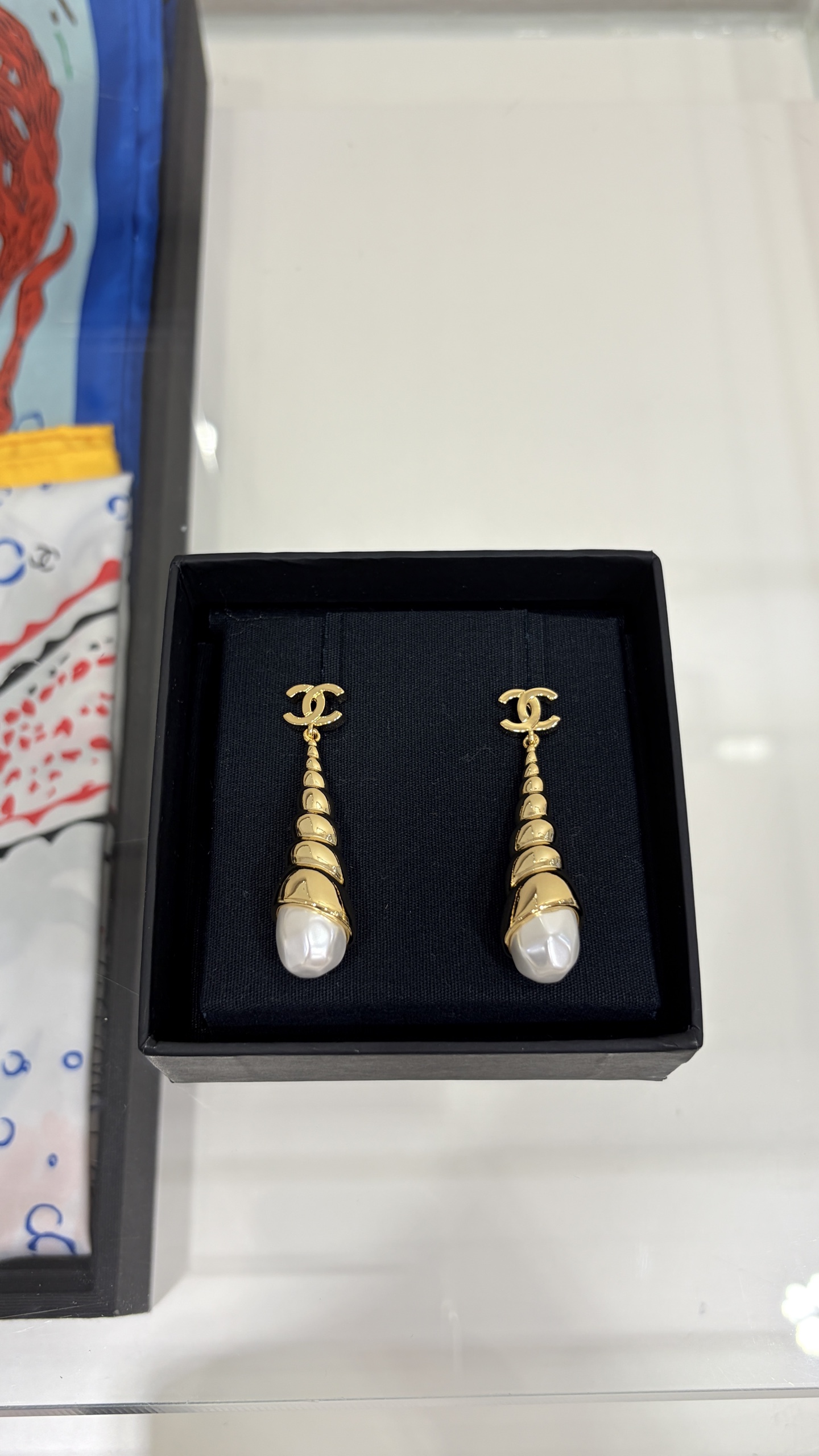 NO:881247,Today's new long earrings * 26M Summer Ocean new gold double C conch pearl earrings. The metal spiral small conch design is cool and matched with irregular pearls. It is full of narrative and natural wild beauty. The ocean series is very relaxed, and the holiday style makes people feel happy. z-consistent brass material, customized pearls, earrings, Cardia high-end jewelry19860909今日新品长款耳环 * 26M夏日海洋新款金色双C海螺珍珠耳钉 金属螺旋状小海螺设计酷酷的 搭配不规则珍珠 充满叙事感和自然野性美 海洋系列很松弛,度假风让人心情愉悦 z一致黄铜材质 定制珍珠,,earrings,卡迪亚高端饰品,Jewelry