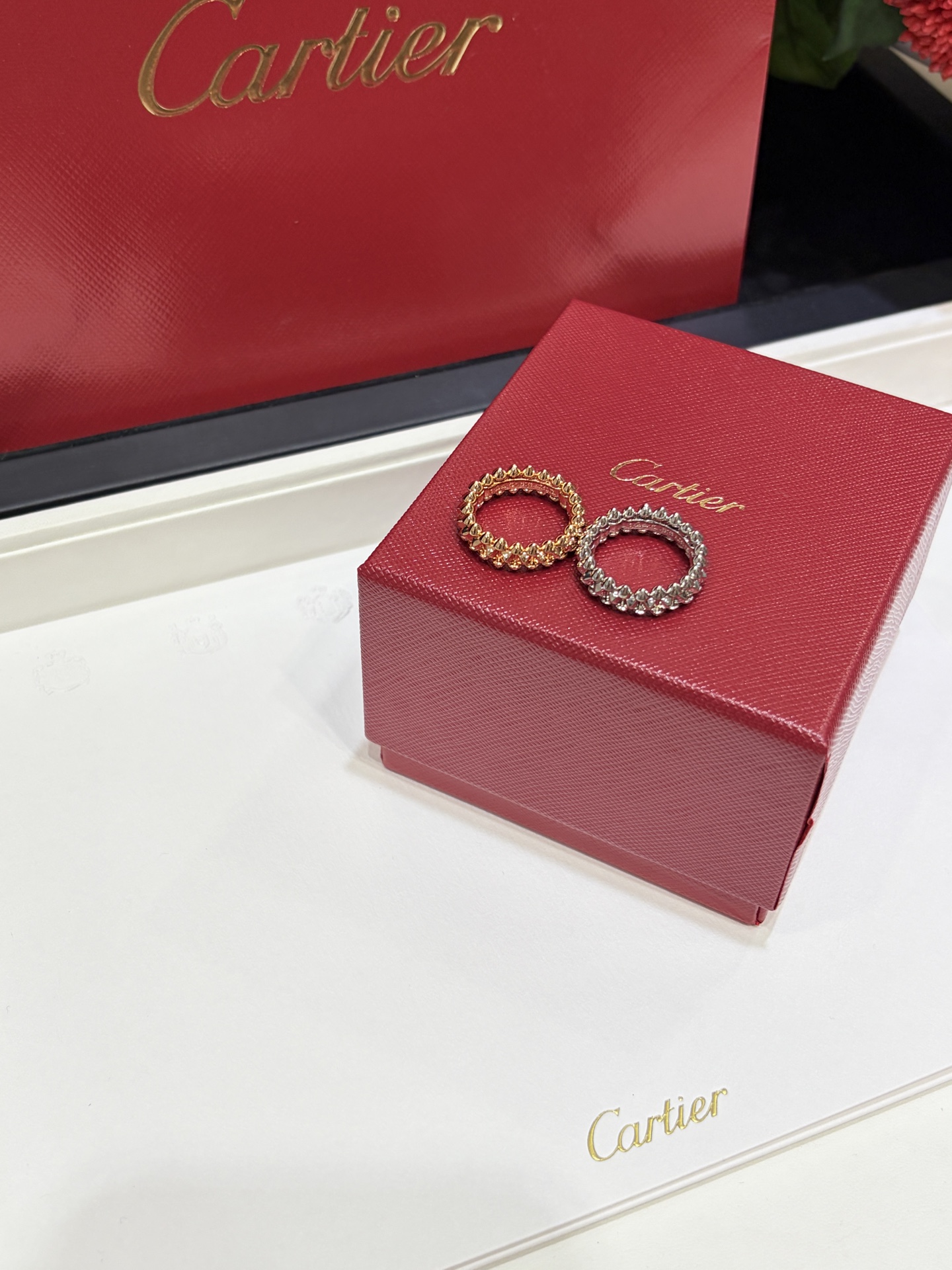 NO:881252,88230, today’s new product. New Clash bullet ring in rose gold vs. white gold. Rivets, beads and square studs are flexibly intertwined. The glossy metal texture is simply too high-end. Old money style jewelry. Straightforward and unrestrained style, very shiny without diamonds. ZK real gold. Customized gold-plated copper material. Size US 6-7-8. Clear engraving and fine craftsmanship. The ring packaging set is very grand, ring, gold plating, Cardia high-end jewelry.1986090988230,今日新品 新款Clash子弹头戒指玫瑰金色vs白金色 铆钉、圆珠与方形饰钉灵动交织在一起 光面金属质感简直太高级了 老钱风珠宝 率性潇洒的风格,不带钻也很闪亮 zk真金 定制精工铜镀金材质 size美码6-7-8 刻字清晰,工艺精细 戒指配包装一套很大气,,ring,gold plating,卡迪亚高端饰品,Jewelry