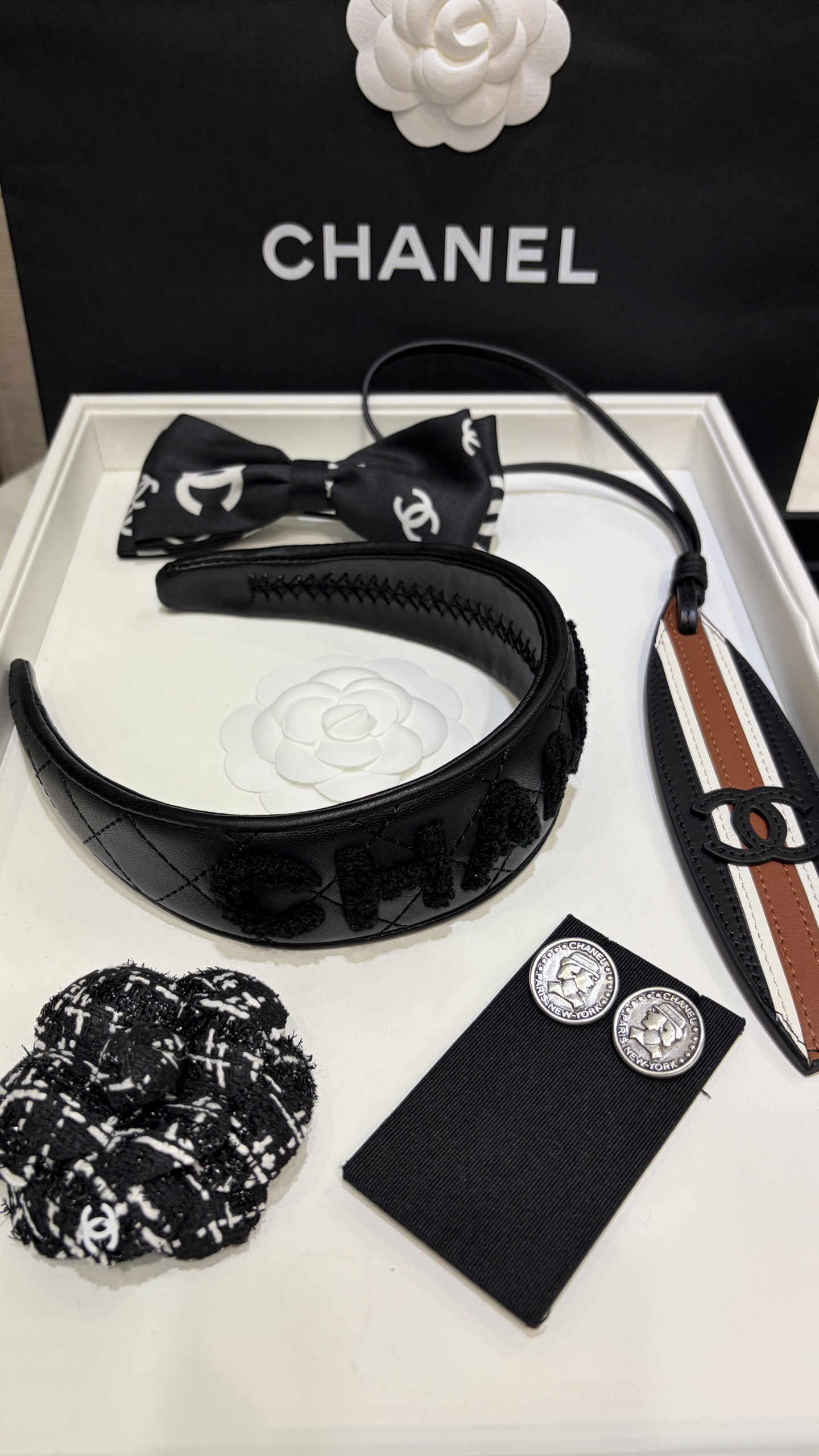 NO:919282,89220, today’s new sheepskin upgraded version, the same style as Jennie’s, 25K new flocked letters black diamond pattern headband, black diamond pattern leather surface + flocked letters, low-key and elegant, wide design, heightening the top of the head to show the face, very high-end for daily wear, sisters who know the goods come in seconds, z-like sheepskin material, letter embroidery,, sheepskin, high-end Cartier jewelry1986090989220,今日新品羊皮升级版 Jennie同款 25K新款植绒字母黑色菱格纹发箍 黑色菱格纹皮面+植绒字母 低调又贵气 宽版设计 增高颅顶显脸小首选 日常佩戴非常显高级 懂货姐妹来秒 z一样羊皮材质 字母刺绣,,sheepskin,卡迪亚高端饰品,Jewelry