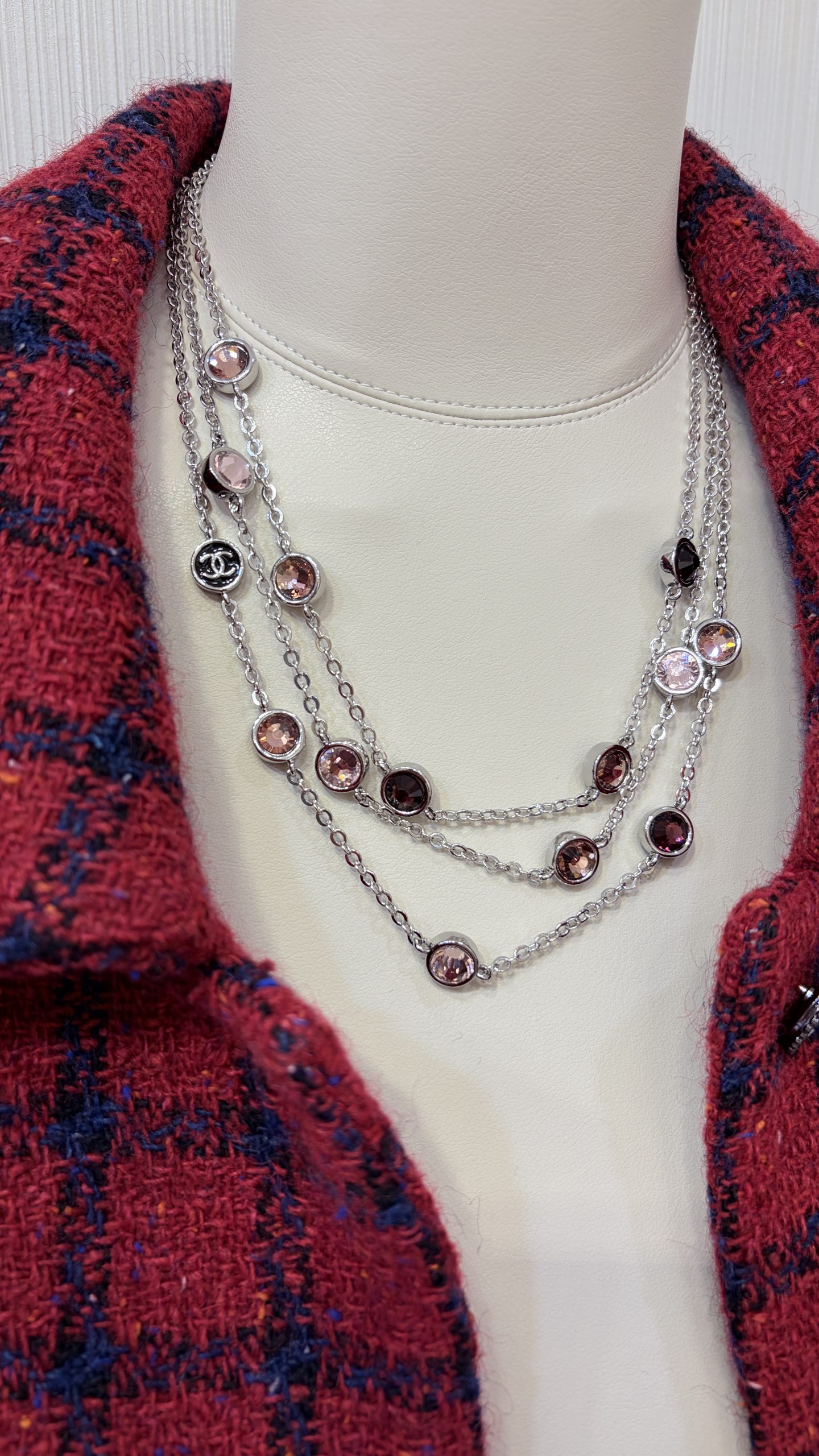 NO:942644,88290, Today's new three-layer necklace * 26A new pink crystal and black enamel double C button three-layer necklace. Different shades of pink crystal and black enamel small buttons. The combination is very vintage, sweet and elegant. The multi-layer design is full of layering and has a stacking effect. Z-like brass material, enamel craftsmanship, custom crystal, necklace, Cartier high-end jewelry1986090988290,今日新品三层项链 * 26A新款粉色水晶黑色珐琅双C纽扣三层项链 深浅不一的粉色水晶黑珐琅小纽扣 相间搭配很有vintage感 又甜又气质 多层设计层次感十足自带叠戴效果 z一样黄铜材质 珐琅工艺 定制水晶,,necklace,卡迪亚高端饰品,Jewelry