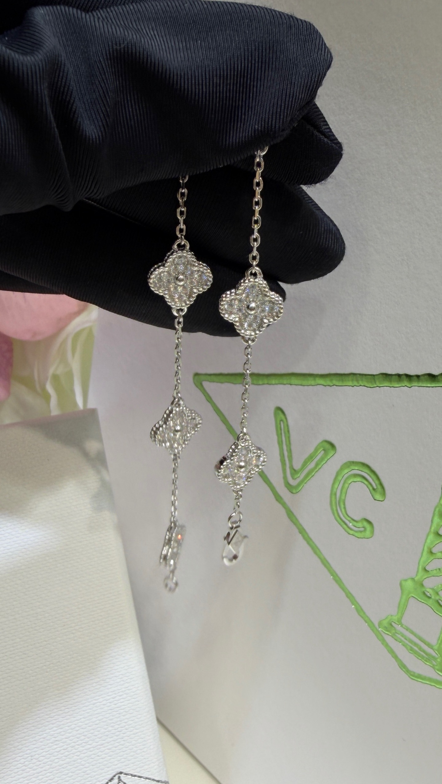 NO:919313,88260, & cute mini six-flowered white gold bracelet. Mini full diamond four-leaf clover is perfect for fairies with thin wrists. It has a cool temperament and is everyday. It looks good no matter how you wear it. ZK real gold and real diamonds, the price is close to 10w. Customized 925 silver inlaid with zircon. Fine jewelry craft version, bracelet, Cartier high-end jewelry.1986090988260, & 小可爱mini六花白金色手链 mini满钻四叶草太适合手腕细的仙女了 清冷气质又日常 怎么搭都很好看 zk真金真钻,价格接近10w 定制925银镶嵌锆石 珠宝工艺精工版本,,bracelet,卡迪亚高端饰品,Jewelry