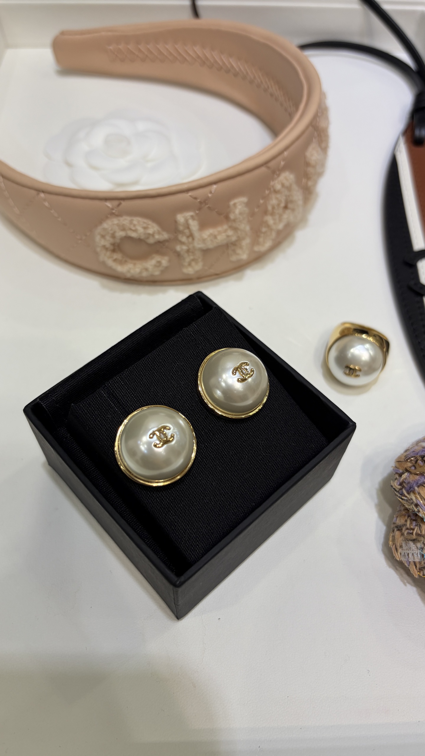 NO:919320,98180, arrived today and bought yb large size * 26A new gold double C pearl button stud earrings large size. The small pearl button is surrounded by metal. It is simple and very attractive. The large size has more presence, noble and cute. It is so classic. It belongs to the type that you can’t go wrong with your eyes closed. z consistent brass material, customized pearls, top version, advanced handicraft workshop, Cardia high-end jewelry1986090998180,今日到货购入yb 大号 * 26A新款金色双C珍珠纽扣耳钉大号 珍珠小纽扣一圈金属 简简单单很耐看 大号尺寸更有存在感贵气又可爱 太经典了 属于闭眼入不会出错的类型 z一致黄铜材质 定制珍珠 顶级版本 高级手工坊,,卡迪亚高端饰品,Jewelry