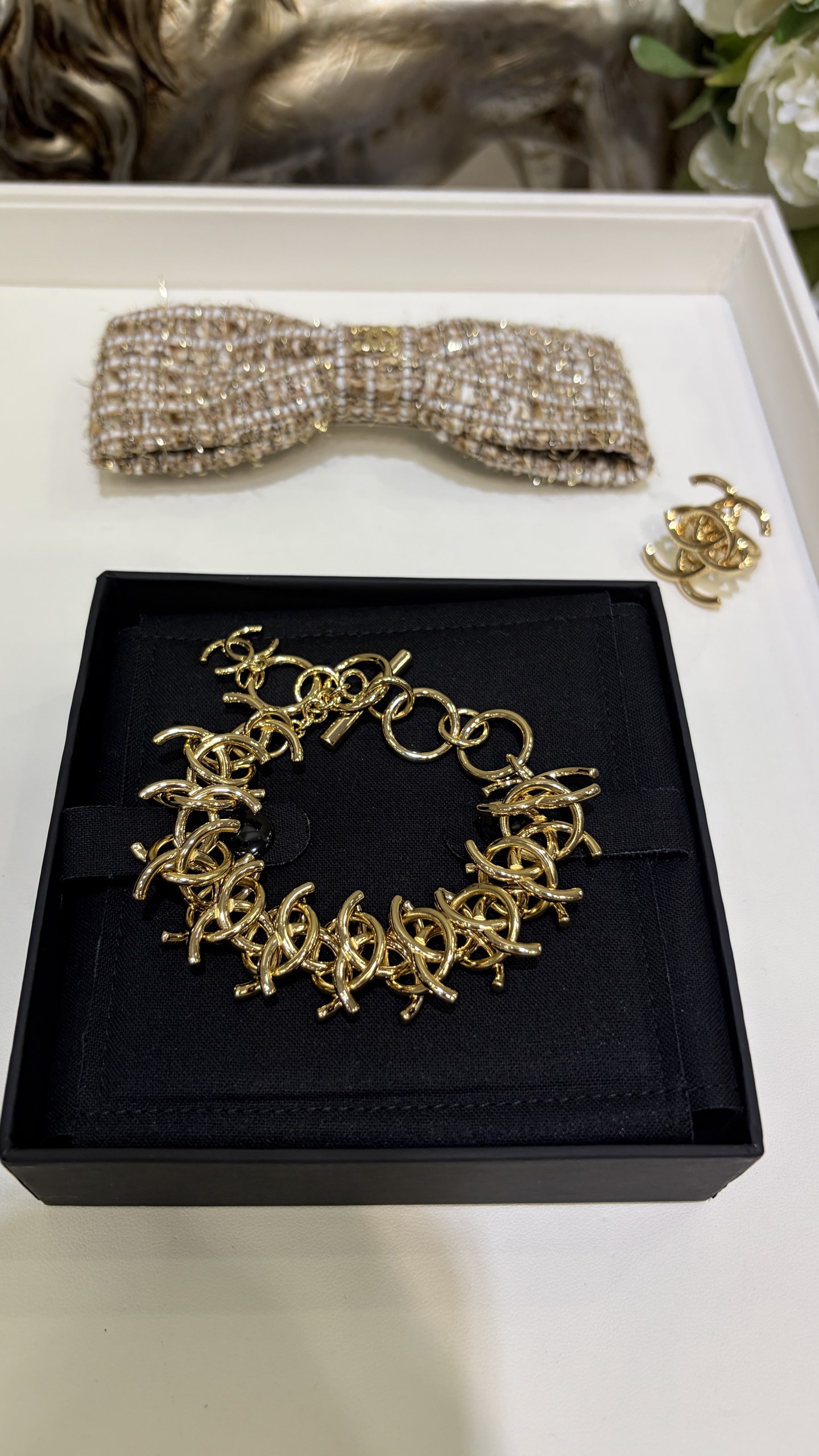 NO:919318,88260, today’s new heavy industry bracelet Jennie’s same style* 26A new gold double C circle hollow chain bracelet, gold cc and metal circles connected end to end, cool design, very like a medieval vintage jewelry, tail chain TO buckle design, adjustable length, retro and stylish with personality, yb same brass material, top version of advanced handmade workshop series, bracelet, Cartier high-end jewelry1986090988260,今日新品重工手链 Jennie同款* 26A新款金色双C圆圈镂空链条手链 金色cc和金属圆圈首尾相连 设计很酷 非常有中古vintage珠宝的感觉 尾链TO扣设计 长度可调节 复古又个性时髦 yb一样黄铜材质 高级手工坊系列顶级版本,,bracelet,卡迪亚高端饰品,Jewelry