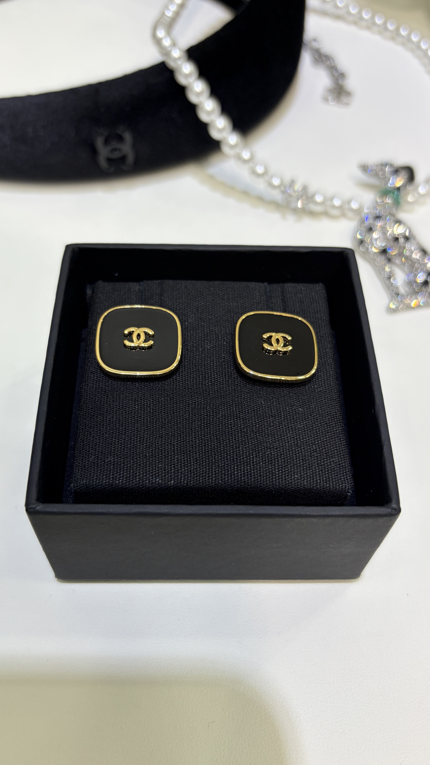 NO:942652,88180, today's new purchase yb * 26B new gold double C black small square earrings, low-key and elegant black gold small squares, so versatile, retro and simple design without any cumbersomeness, classic but not outdated, the size of the upper ear is eye-catching enough, the same brass material acrylic as yb, black gold color, Cartier high-end jewelry1986090988180,今日新品购入yb * 26B新款金色双C黑色小方块耳钉 低调又优雅的黑金小方块 太百搭啦 复古简约没有一丝累赘的设计 经典不过时 尺寸大小上耳又足够吸睛 yb一样黄铜材质亚克力 黑金配色,,卡迪亚高端饰品,Jewelry