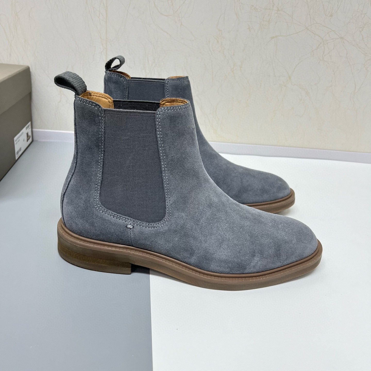 NO:588937,Newly released Brunello Cucinelli autumn and winter new men's nude boots. Modern style and precious materials reinterpret this pair of elegant and casual iconic Chelsea boots. This BC is made of soft suede and elastic fabric on both sides of the shoe shaft, making it easier to put on and take off. The slightly rounded corridor shape of the toe is combined with a thin cowhide insole and a lightweight rubber outsole with lug design to create a refined elegance and comfort.  Precious suede presents natural shades of color, making this season's colors more refined and elegant. The soles combined with leather welts and rubber complete the comfortable design of the shoes. The high-elastic foam foot pads are aligned with the cowl lining, making the feet comfortable without stuffiness, fading, and slipping!  It is clean and does not open glue. The texture is overwhelming and you can see the luxury!  It adopts an upper and lower stacked outer box with a shoe storage bag. It is of high-end quality and is worth owning. Leather shoe size: 39/40/41/42/43/44 Gray (Grey) Welcome to order, brunello cucinelli, boots, cowhide, chamois leather19860909新款出货Brunello Cucinelli 秋冬新款男士裸靴 现代风格和珍贵材料重新演绎了这双典雅、休闲的标志性切尔西短靴. 这款BC精选柔软的绒面麂皮与鞋筒两侧的弹性织物组合,让穿脱更加便利.鞋头轻微圆浑的廊形与细薄的牛皮鞋内底、凸耳设计的轻盈橡胶鞋外底组合,精致打造高雅与舒适. 珍贵麂皮呈现天然的深浅色泽效果,令本季的色彩更加精致高雅.而周圈真皮沿条和橡胶组合的鞋底完美了鞋子的舒适设计. 脚垫高弹发泡与牛里对贴,上脚舒服不闷脚,不掉色,不打滑！干净不开胶.质感爆棚 看得见的奢华 ！采用上下叠盖式外盒,配鞋履收纳袋 ,高端品质,值得拥有. 皮鞋码数:39/40/41/42/43/44 灰色(Grey) 欢迎订购,,brunello cucinelli,boots,cowhide,chamois leather,Men's shoes