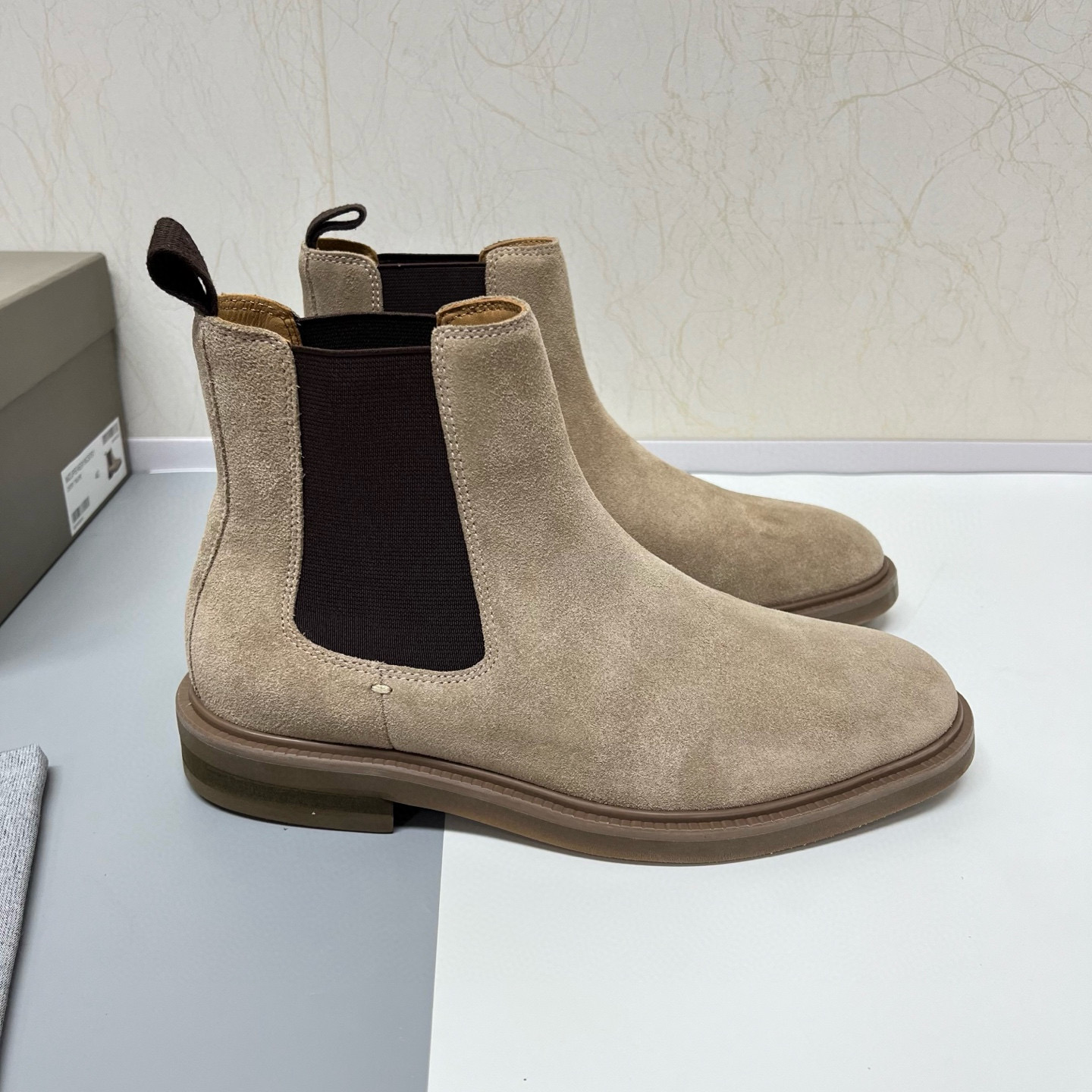 NO:588945,Newly released Brunello Cucinelli autumn and winter new men's nude boots. Modern style and precious materials reinterpret this pair of elegant and casual iconic Chelsea boots. This BC is made of soft suede and elastic fabric on both sides of the shoe shaft, making it easier to put on and take off. The slightly rounded corridor shape of the toe is combined with a thin cowhide insole and a lightweight rubber outsole with lug design to create a refined elegance and comfort.  Precious suede presents natural shades of color, making this season's colors more refined and elegant. The soles combined with leather welts and rubber complete the comfortable design of the shoes. The high-elastic foam foot pads are aligned with the cowl lining, making the feet comfortable without stuffiness, fading, and slipping!  It is clean and does not open glue. The texture is overwhelming and you can see the luxury!  It adopts an upper and lower foldable outer box with a shoe storage bag. It is of high-end quality and is worth owning. Leather shoe size: 39/40/41/42/43/44 brown gray (Taupe). Welcome to order, brunello cucinelli, boots, cowhide, chamois leather19860909新款出货Brunello Cucinelli 秋冬新款男士裸靴 现代风格和珍贵材料重新演绎了这双典雅、休闲的标志性切尔西短靴. 这款BC精选柔软的绒面麂皮与鞋筒两侧的弹性织物组合,让穿脱更加便利.鞋头轻微圆浑的廊形与细薄的牛皮鞋内底、凸耳设计的轻盈橡胶鞋外底组合,精致打造高雅与舒适. 珍贵麂皮呈现天然的深浅色泽效果,令本季的色彩更加精致高雅.而周圈真皮沿条和橡胶组合的鞋底完美了鞋子的舒适设计. 脚垫高弹发泡与牛里对贴,上脚舒服不闷脚,不掉色,不打滑！干净不开胶.质感爆棚 看得见的奢华 ！采用上下叠盖式外盒,配鞋履收纳袋 ,高端品质,值得拥有. 皮鞋码数:39/40/41/42/43/44 褐灰(Taupe) 欢迎订购,,brunello cucinelli,boots,cowhide,chamois leather,Men's shoes