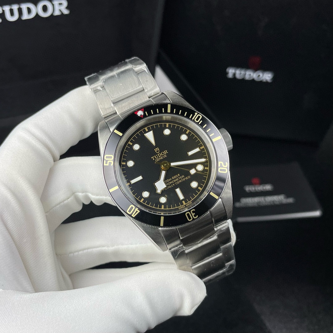 p580——TUDOR帝舵启承碧湾系列腕表。以传统设计融合时尚经典，成就此复古运动的腕上佳品。【表壳】完美还原41mm直径的哑光拉丝外壳，斜边经由抛光润饰，不刮手，极致实现原版硬朗流畅的线条。可双向旋转的【表圈】采用阳极氧化铝所制（材质对应原版）旋入式表冠刻有tudor标志✅【镜面】采用蓝宝石水晶玻璃，还原正品复古怀旧的锅盖造型【表带】同步原装的不锈钢表带，打磨精细，采用实心链节，两侧链节以铆钉头连接，呈现独特的阶梯形结构，表带边缘及表扣圆润不锋利，佩戴便捷，上手舒适【机芯】采用🇯🇵进口西铁城机保持精准时刻 更免售后之忧💯功能与正品百分百吻合出品。附带专柜同歩✨夜光✨功能，夜晚看时更清晰！（陶瓷锁扣小细节更上档次 认准独家做工品质）