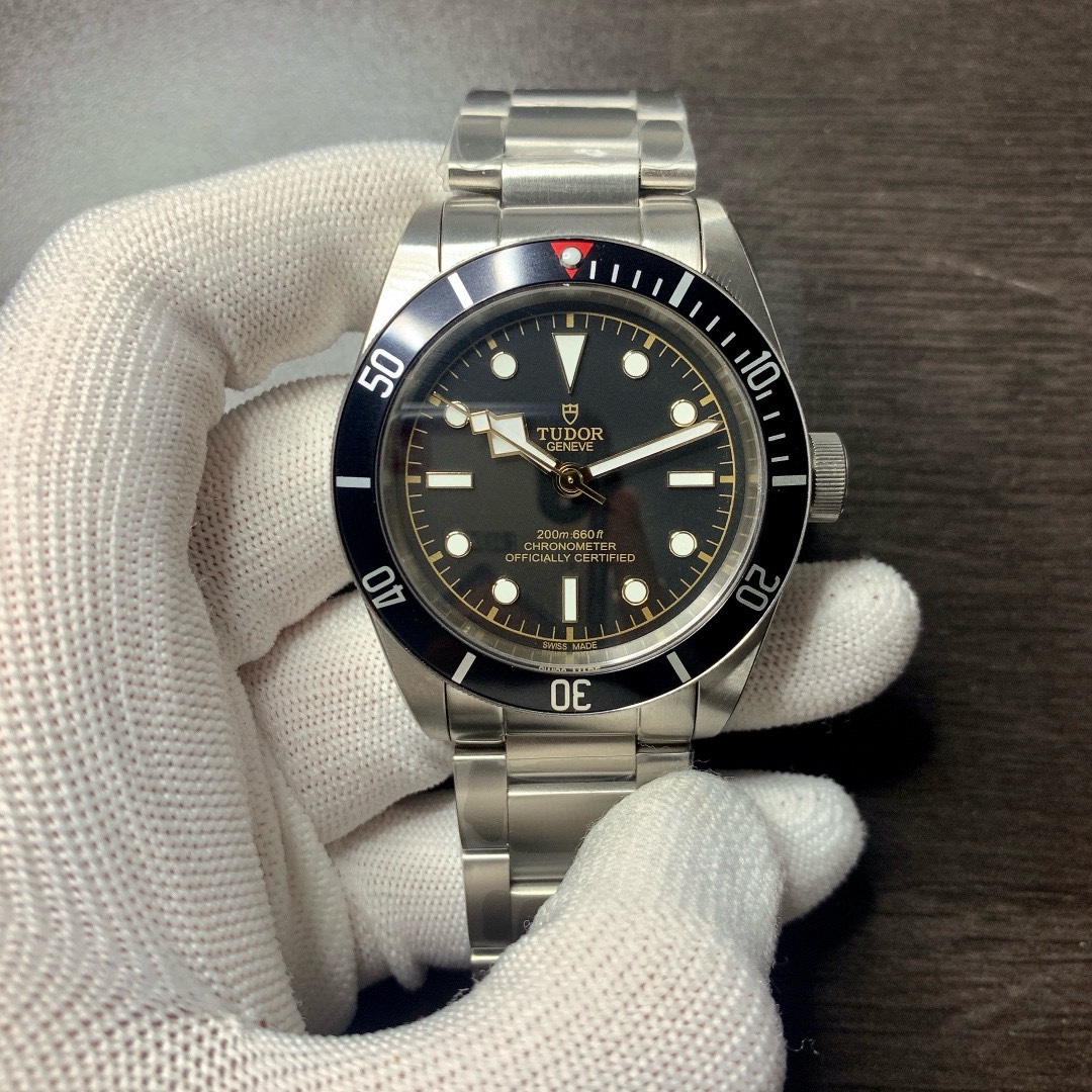 主推小贝同款✨✨——TUDOR帝舵启承碧湾系列腕表。以传统设计融合时尚经典，成就此复古运动的腕上佳品。【表壳】完美还原41mm直径的哑光拉丝外壳，斜边经由抛光润饰，不刮手，极致实现原版硬朗流畅的线条。可双向旋转的【表圈】采用阳极氧化铝所制（材质对应原版）旋入式表冠刻有tudor标志✅【镜面】采用蓝宝石水晶玻璃，还原正品复古怀旧的锅盖造型【表带】同步原装的不锈钢表带，打磨精细，采用实心链节，两侧链节以铆钉头连接，呈现独特的阶梯形结构，表带边缘及表扣圆润不锋利，佩戴便捷，上手舒适【机芯】采用🇯🇵进口西铁城机保持精准时刻 更免售后之忧💯功能与正品百分百吻合出品。附带专柜同歩✨夜光✨功能，夜晚看时更清晰！（陶瓷锁扣小细节更上档次 认准独家做工品质）