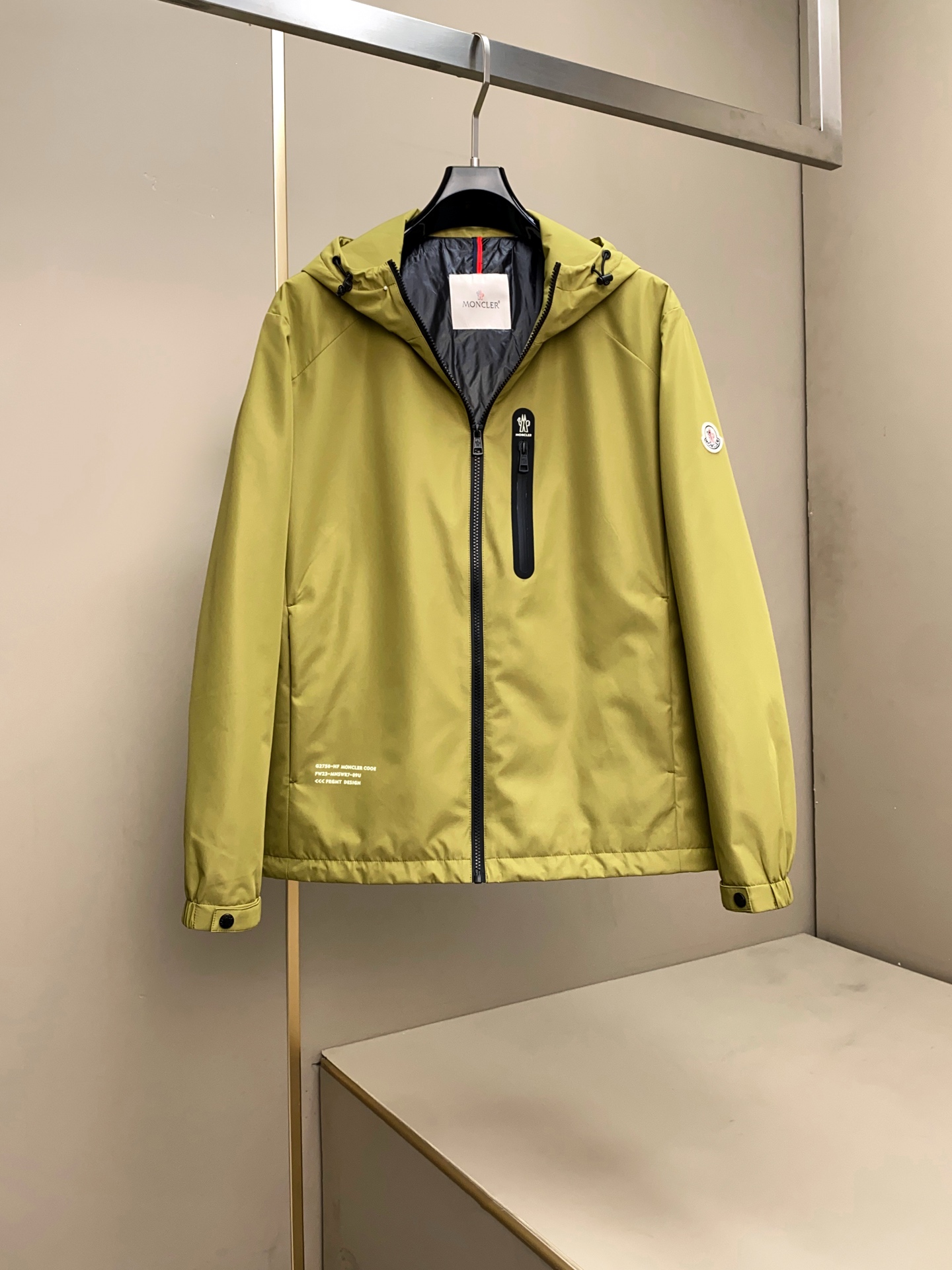 NO:521225,New official hooded classic versatile casual cotton jacket with 20D fine fibers is soft, delicate and comfortable, and is very light and not easy to wrinkle. The overall design is quite visual, the whole piece is plaid style, the upper body is casual and stylish, with a certain degree of clarity, and the light luxury style pattern is definitely recommended for the most cutting-edge temperament of fashion, and the urban casual must be necessary. Open mold custom YKK double zipper front and back logo pull head, engraved and customized electroplated hardware logo quad buckle, truly achieve 1:1copy Close eyes Size 48~56 (can wear 200 catties), Jackets & coats, hats, alexander wang19860909秋冬上新新款官方连帽经典百搭休闲棉夹克 采用20D细纤维柔软,细腻舒适 穿着非常轻便不易起皱.整体的设计颇具视觉感,整件格纹风,上身休闲有型,有一定的挺括度,轻奢风格图案,绝对走在时尚最尖端的气质感推荐,都市休闲必备.开模定制YKK双拉链正反面logo拉头,刻磨定制电镀五金logo四合扣,真正全部做到1:1copy 闭眼入 尺码 48～56(可穿200斤）,,jackets & coats,hats,alexander wang,Men's clothing