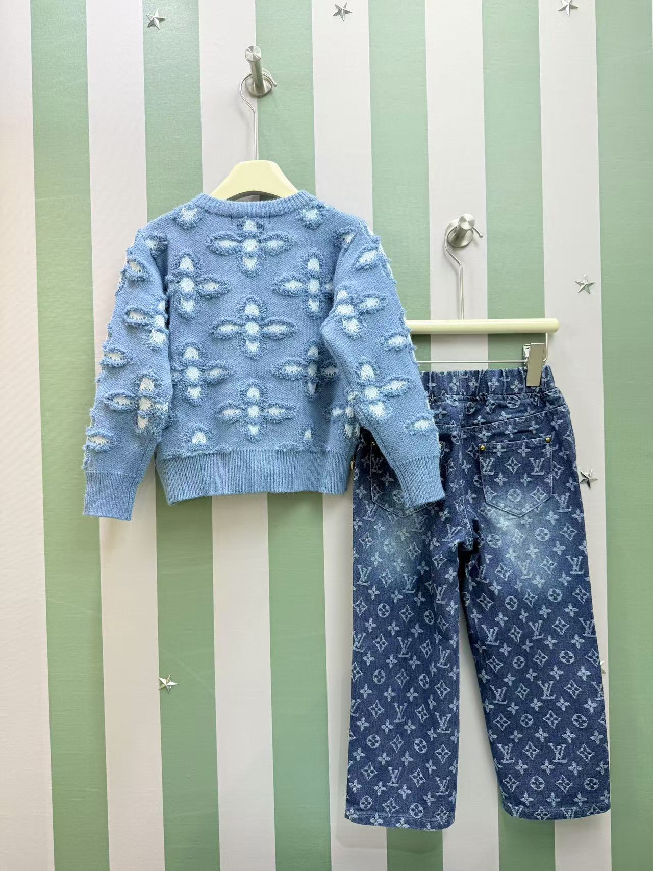 New Fall/Winter LV Kids’ Knit Sweaters & Jeans Set: High-Quality, No Discounts, Various Sizes - 图片 3