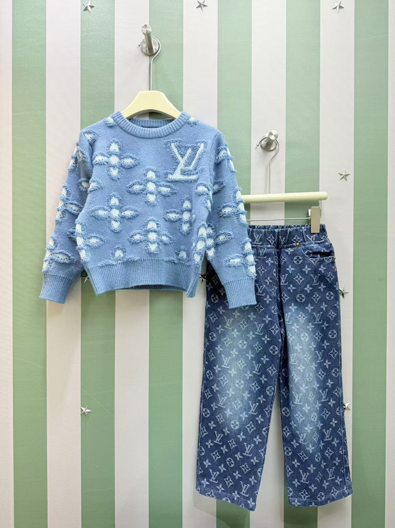 New Fall/Winter LV Kids’ Knit Sweaters & Jeans Set: High-Quality, No Discounts, Various Sizes - 图片 2