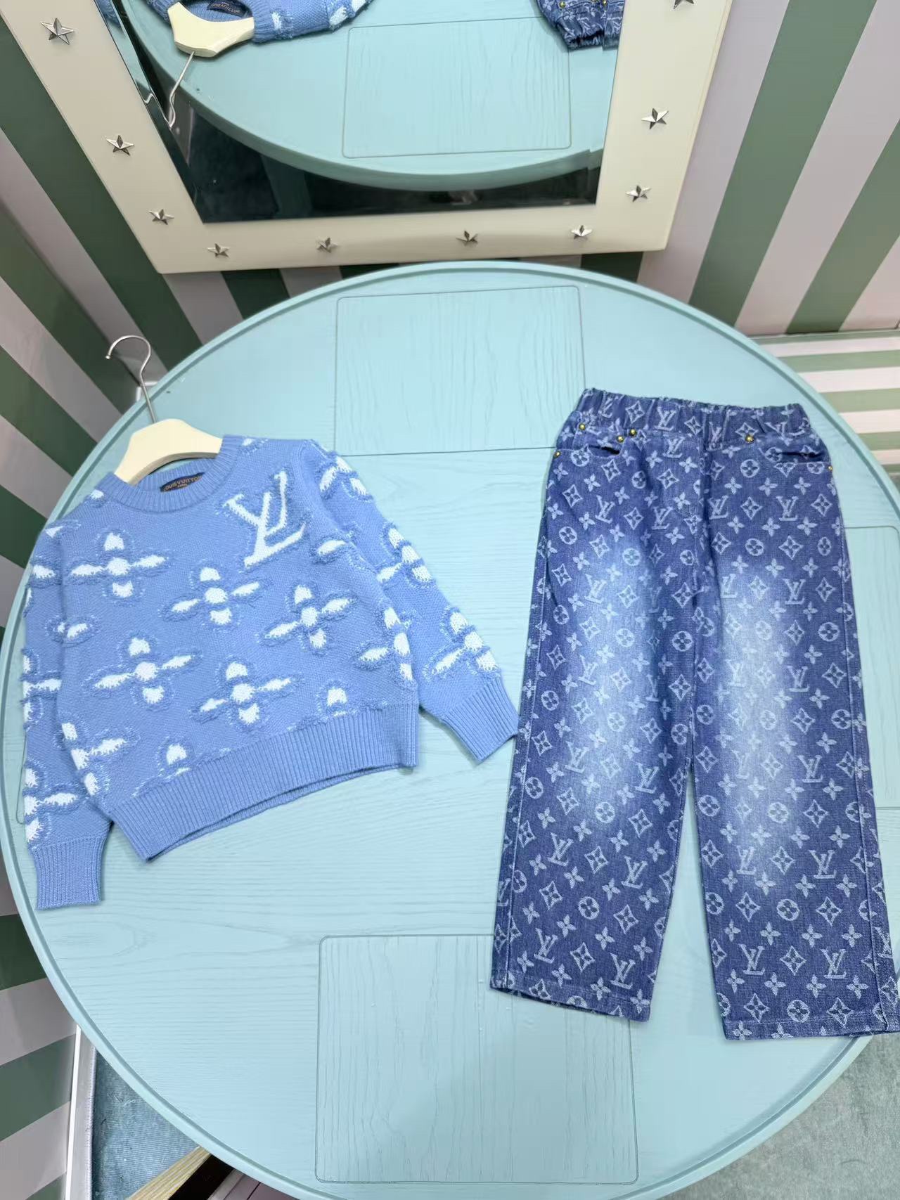 New Fall/Winter LV Kids’ Knit Sweaters & Jeans Set: High-Quality, No Discounts, Various Sizes - 图片 1