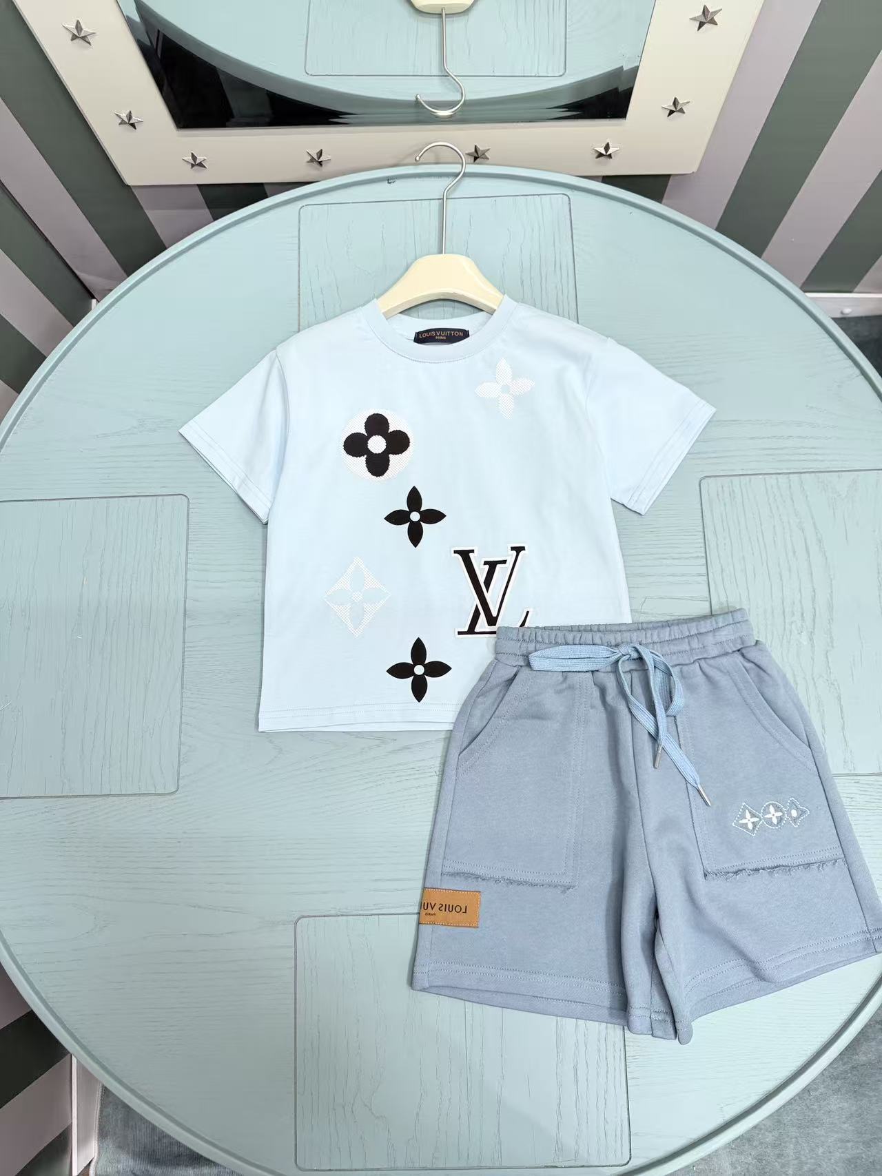 Precio de volumen @165, sin descuento. Nuevo 2026SS, conjunto de verano para niños de LV, edición de tienda, dos piezas…