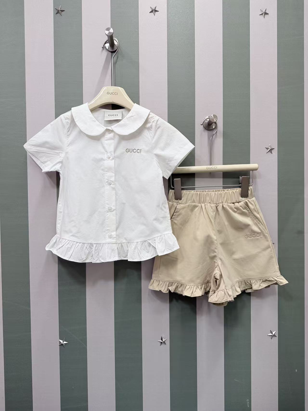 NO:769898,Running price, code size - 110-120-130-140-150 code, 2026 s FD summer haute couture, same style as cabinet, children's suit, short-sleeved shirt, T-shorts] two-piece set!  This summer's super hot suit, fashionable and elegant. The top is made of customer-supplied cotton fabric. It is skin-friendly and breathable. It is not easy to deform and is highly recognizable. This summer is so handsome. A stylish and trendy handsome little suit (suitable for heights of about 90-145cm). Buy now, clothes, shorts, shirts, T-shirts,19860909跑量价 码数-110-120-130-140-150码 2026 s FD夏季高定 柜柜同款 儿童套装 短袖衬衫T短裤】两件套！今年夏天的超火爆的套装,时尚大气 上衣采用客供棉面料 亲肤透气 不易变形,辨识度高 这个夏天帅爆了 时尚又不失潮流的帅气小套装（适合身高90-145cm左右） 立即抢购,衣服,shorts,shirts,T-shirt,,Children's