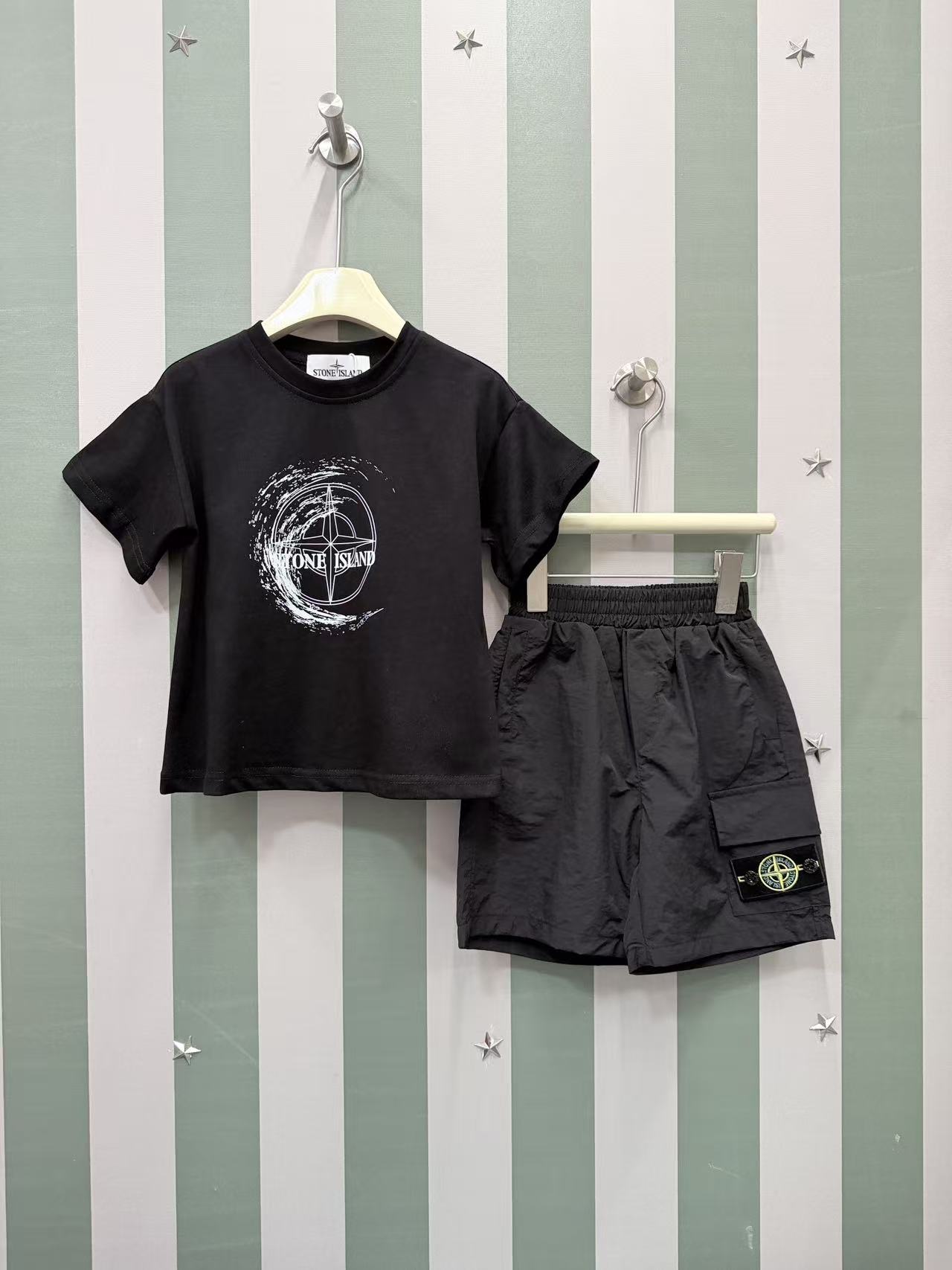 NO:769914,Quantity price, no discount ~ 2026AW new summer product Stone ISLAND high-end children's round neck sweatshirt jacket set!  The cotton fabric provided by the customer feels super good, the color and patch embroidery pattern are super classic and very beautiful. This seemingly simple style, but the upper body effect is very good~~The same style for men and women~~ Size 110-120-130-140-150-code (suitable for height-150cm or so) Buy now, clothes, hoodie, sweatshirts, jackets & coats,19860909跑量价 无折款～ 2026AW 夏季新品 Stone ISLAND高端儿童圆领卫衣外套套装！客供棉面料手感超级好, 色彩和贴布刺绣版型超级经典 巨好看 这种看似简单的款式,但上身效果非常好~~男女宝同款～～ 码数110-120-130-140-150-码（适合身高-150cm左右） 立即抢购,衣服,hoodie,sweatshirts,jackets & coats,,Children's
