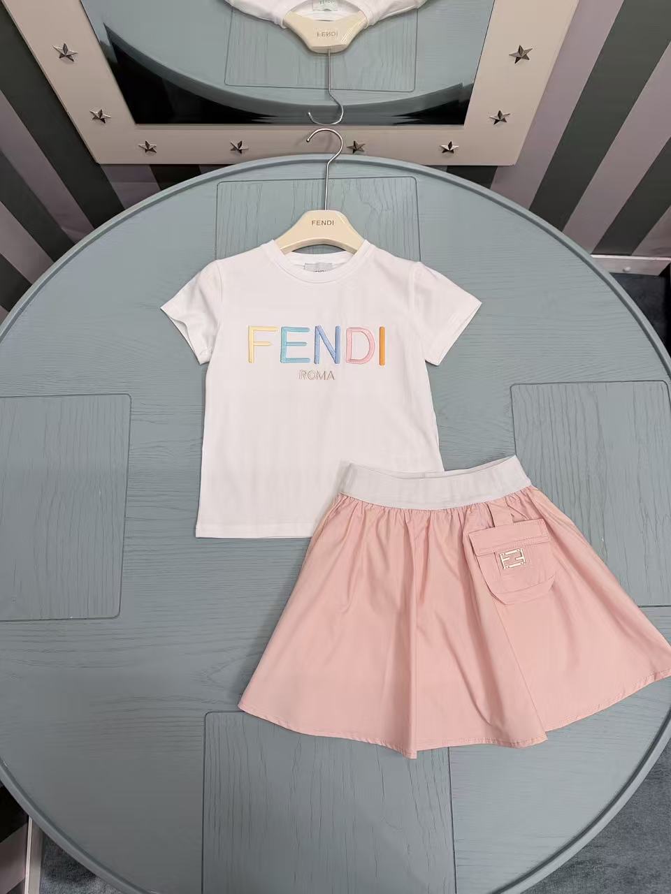 NO:769921,Running price 2026SS Advanced customization Summer new FD short-sleeved logo skirt set two-piece set Small fresh style, the upper body is absolutely beautiful!  Exquisite embroidery, perfect details!  Fashionable and not picky to wear!  The texture is skin-friendly!  Size 110-120-130-140-150-size (suitable for height - around 150) Buy now, clothes, skirts, T-shirts,19860909跑量价 2026SS 高级定制 夏季新款FD短袖logo半裙套裙两件套 小清新风格,上身绝对好看！精美刺绣,细节满分！时尚又不挑人穿！ 质感亲肤的！ 码数110-120-130-140-150-码（适合身高-150左右） 立即抢购,衣服,skirts,T-shirt,,Children's