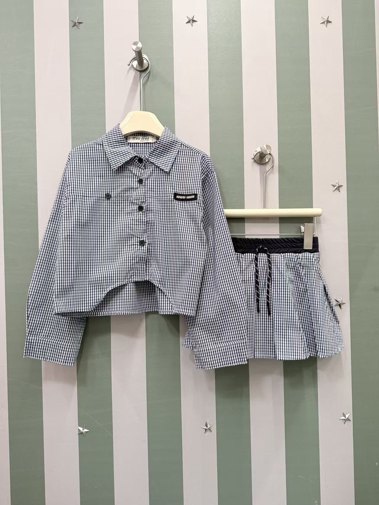 Precio de volumen @148 sin descuento 🩵🩵2026SS Nuevo conjunto de verano para niñas de MIU: camisa y falda plisada, dos…