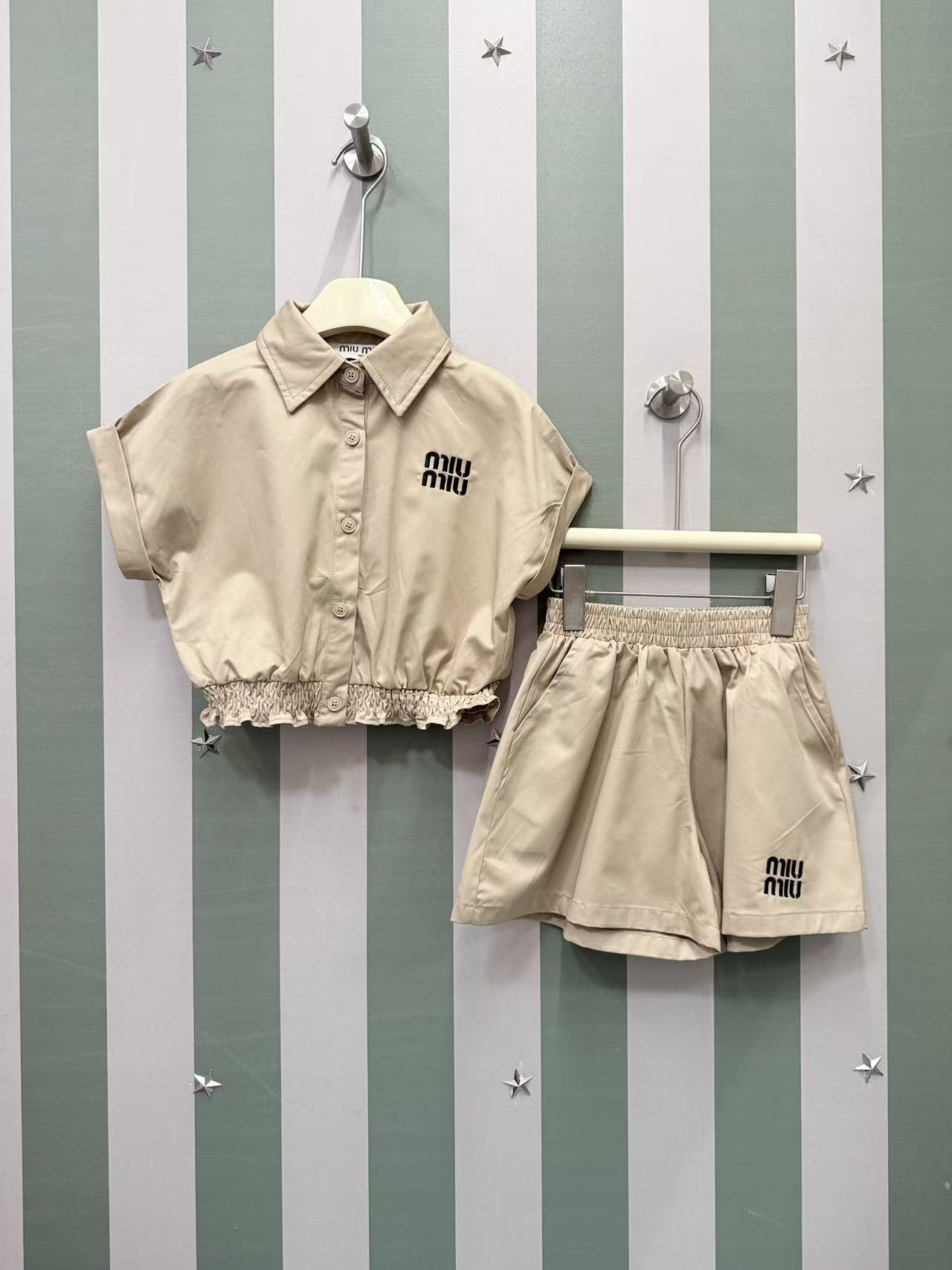 Precio de volumen @175 sin descuento 💛💛2026SS Nuevo conjunto de verano para niñas de MIU家, falda con camisa, dos piez…