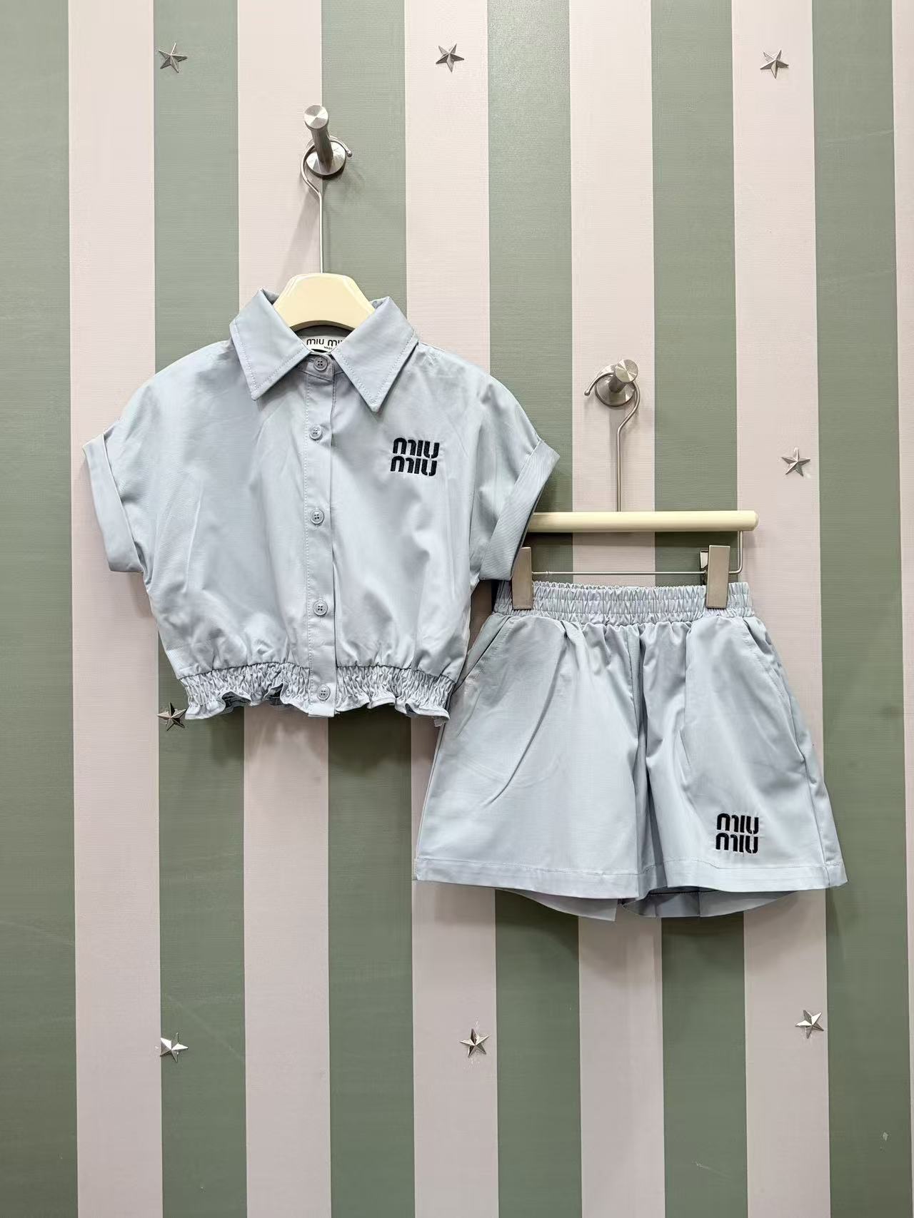 Precio de volumen @175 sin descuento 🩵🩵2026SS Nuevo conjunto de verano para niñas de MIU家, falda con camisa, dos piez…