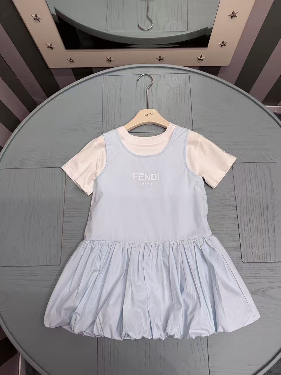 Precio de venta @165 sin descuento ~ 【Tres etiquetas completas】2026SS Nuevo estilo de verano, conjunto de falda con tir…