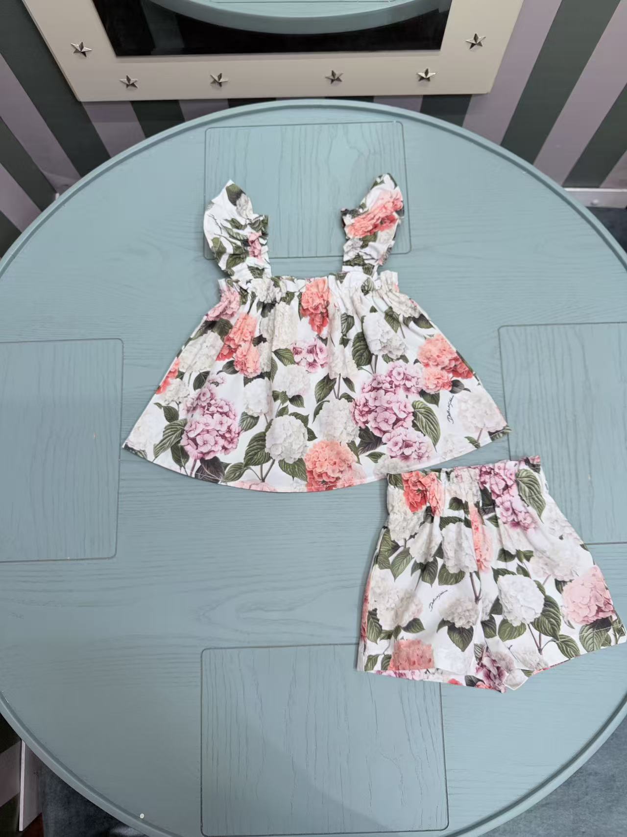 NO:850303,Running price, code size 90----130-140-150-160 code, high-end real shot 2026 SS DG new summer product, two-piece set of girls' flying sleeve trousers, catwalk style!  The best choice for vacation, the workmanship is exquisite, and the 3D floral print design on the upper body is super fairy!  ~It’s simply not too pretty!  Cotton lining, ultra-fine soft fabric that doesn’t scratch your skin at all~ Ready for delivery in seconds!  (Suitable for about 1 to 14 years old), clothes,19860909跑量价 码数90----130-140-150-160码 高端实拍2026 SS DG夏季新品 气质女童飞袖套裤两件套 走秀款！度假最佳选择做工精致,3D花卉印花设计上身超仙！~简直不要太好看！内里棉,超细软面料一点都不扎肉肉~现货秒发！（适合1岁-14岁左右）,衣服,,Children's