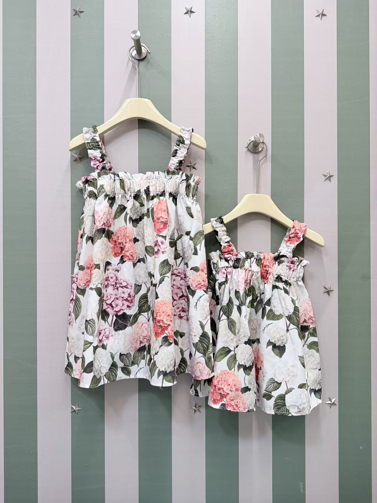 NO:850453,Running quantity price, size 80-90----130-140-150-160 size, a large number of high-end real shots in stock, 2026 SS DG new summer products, elegant girls suspender dress, catwalk style!  The best choice for vacation, the workmanship is exquisite, and the 3D floral print design on the upper body is super fairy!  ~It’s simply not too pretty!  Cotton lining, ultra-fine soft fabric that doesn’t scratch your skin at all~ Ready for delivery in seconds!  (Suitable for 1 to 14 years old), clothes, skirts,19860909跑量价 码数80-90----130-140-150-160码 大量现货高端实拍2026 SS DG夏季新品 气质女童吊带连衣裙、走秀款！度假最佳选择做工精致,3D花卉印花设计上身超仙！~简直不要太好看！内里棉,超细软面料一点都不扎肉肉~现货秒发！（适合1岁-14岁左右）,衣服,skirts,,Children's