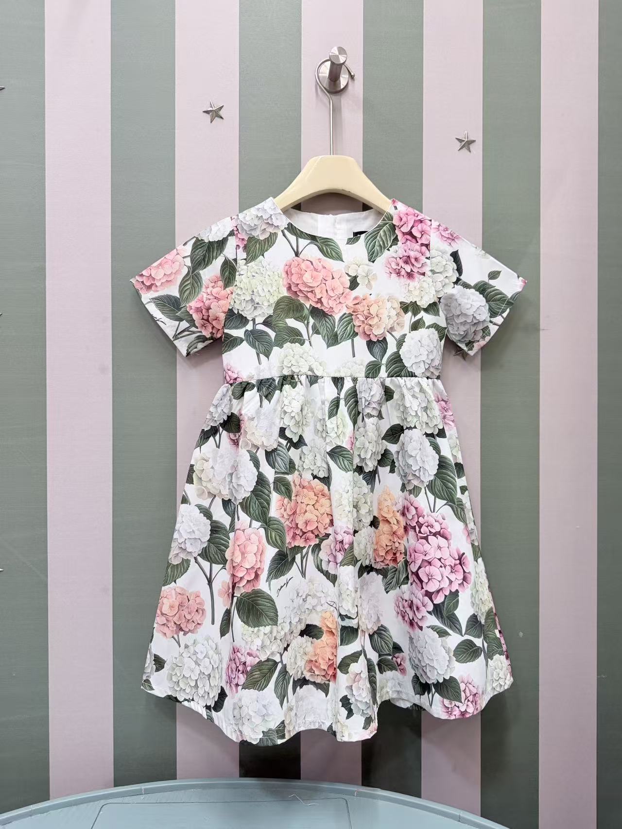 NO:850389,~ [Three Standards] 2026SS new summer style, same style as DG counter, girls suspender short-sleeved dress, using environmentally friendly printing and dyeing, cotton lining, classic letter logo design, professionally crafted with original quality, cotton texture ~ comfortable and breathable!  Unique printing design, the upper body effect is beautiful!  Popular items~~ Sizes---130-140-150 (suitable for heights of about 90-145cm), clothes, skirts, T-shirts,19860909～【三标】2026SS 夏季新款 DG专柜同款、女童吊带短袖连衣裙 采用环保印染,内里棉, 经典字母logo设计 专业打造原单品质 ,棉布质地~舒适透气！独特印花设计,上身效果美美哒！火爆单品~~ 码数---130-140-150码（适合身高90-145cm左右）,衣服,skirts,T-shirt,,Children's