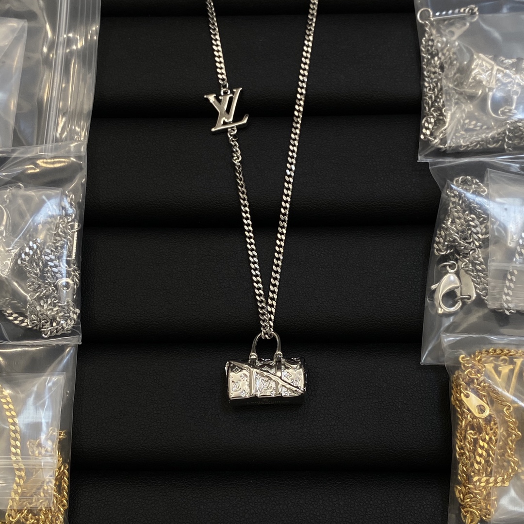 Louis Vuitton 7 Star
 Jewelry Necklaces & Pendants