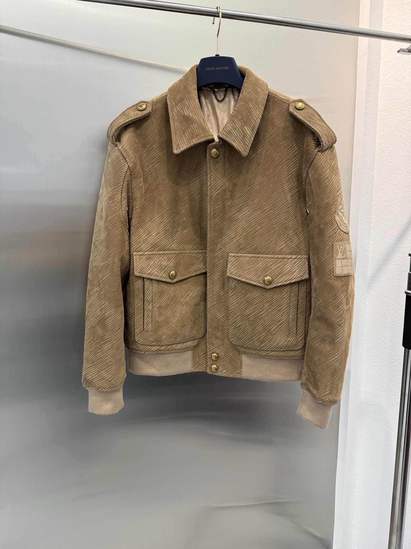 NO:948865,LV Louis Vuitton's new 2025 autumn and winter men's sheepskin leather jackets use exquisite craftsmanship and unique design to reinterpret the elegance and style of contemporary men.  This LV jacket is made of khaki suede sheepskin imported from Australia. The leather is delicate and warm, with a rich touch, and has both natural texture and high-end style. What is particularly special is that its surface uses a special burning process, which naturally blends dark and light textures on the leather. Each texture is unique, just like the mark engraved by time, giving the item a strong retro charm and artistic flavor.  The silhouette continues the classic military style, with neat lines outlining stiff shoulders and a three-dimensional silhouette. It not only retains the tough aura of military uniforms, but also incorporates the comfort of modern tailoring. It can show a calm posture whether it is daily commuting or important occasions. The details are even more ingenious. The LV nameplate inlaid on the left arm echoes the brand logo with a metallic texture. It highlights the brand heritage in a low-key manner and becomes the finishing touch of the overall design.  As a classic color in autumn and winter, khaki is versatile and adapts to a variety of dressing scenes, making it easy to control different styles. It is a must-have item for autumn and winter that is both practical and collectible. With a century of ingenuity, LV perfectly integrates materials, craftsmanship and design to present contemporary men with this sheepskin jacket that combines texture, style and recognition, showing extraordinary taste. Size 48-56., Louis Vuitton-clothing, louis vuitton, louis vuitton, jackets &  coats,leather jacket,sheepskin,19860909LV 路易威登2025年秋冬新款男士羊皮皮衣,以精湛工艺与独特设计,重新诠释当代男士的优雅与型格.  LV此款外套甄选澳洲进口卡其色反绒羊皮,皮质细腻温润,触感丰盈,兼具自然质感与高级格调.尤为特别的是,其表面采用特殊烧纹工艺,在皮革之上自然晕染出深浅交织的深色纹路,每一道肌理都独一无二,如同时光镌刻的印记,赋予单品浓郁的复古韵味与艺术气息.  版型上延续经典军装风格,利落线条勾勒出挺括肩线与立体廓形,既保留了军装的硬朗气场,又融入现代剪裁的舒适感,无论日常通勤还是重要场合,皆能展现从容姿态.细节处更见巧思,左臂镶嵌的LV铭牌,以金属质感与品牌标识相呼应,低调中彰显品牌底蕴,成为整体设计的点睛之笔.  卡其色作为秋冬季节的经典色调,百搭属性适配多种穿搭场景,轻松驾驭不同风格,是兼具实用与收藏意义的秋冬必备单品.  LV以百年匠心,将材质、工艺与设计完美融合,为当代男士呈现这件集质感、风格与辨识度于一体的羊皮外套,尽显不凡品味. 码数48-56.,路易威登-服装,louis vuitton,louis vuitton,jackets & coats,leather jacket,sheepskin,,Women's clothing