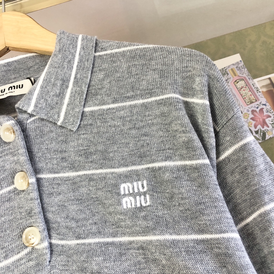 miumiu新款立体刺绣logo条纹系列Polo领长袖上衣一眼就爱上条纹控必备条纹经典不挑人胸前手工缝制