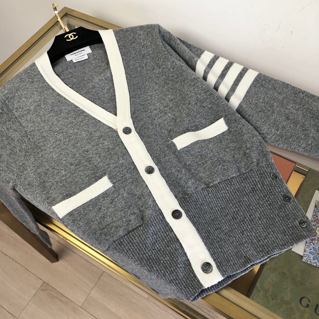 NO:315206,TB four-striped cashmere V-neck cardigan ~ Exclusive!  !  Classic light grey cashmere V-neck cardigan, contrasting trim, white four-stripe left sleeve, 2 front pockets. Button front closure, grosgrain details. Button cuffs, side slits, grosgrain details. Ribbed cuffs and hem. Back collar grosgrain logo.sml,,alexander wang19860909TB四条纹羊绒 V 领开衫~独家！！ 经典浅灰色羊绒 V 领开衫,撞色饰边,左袖白色四条纹饰,2 个前插袋.纽扣前襟,罗缎饰细节.纽扣袖口,侧开衩,罗缎饰细节.罗纹袖口与下摆.后领罗缎标饰.sml,,alexander wang,Women's clothing