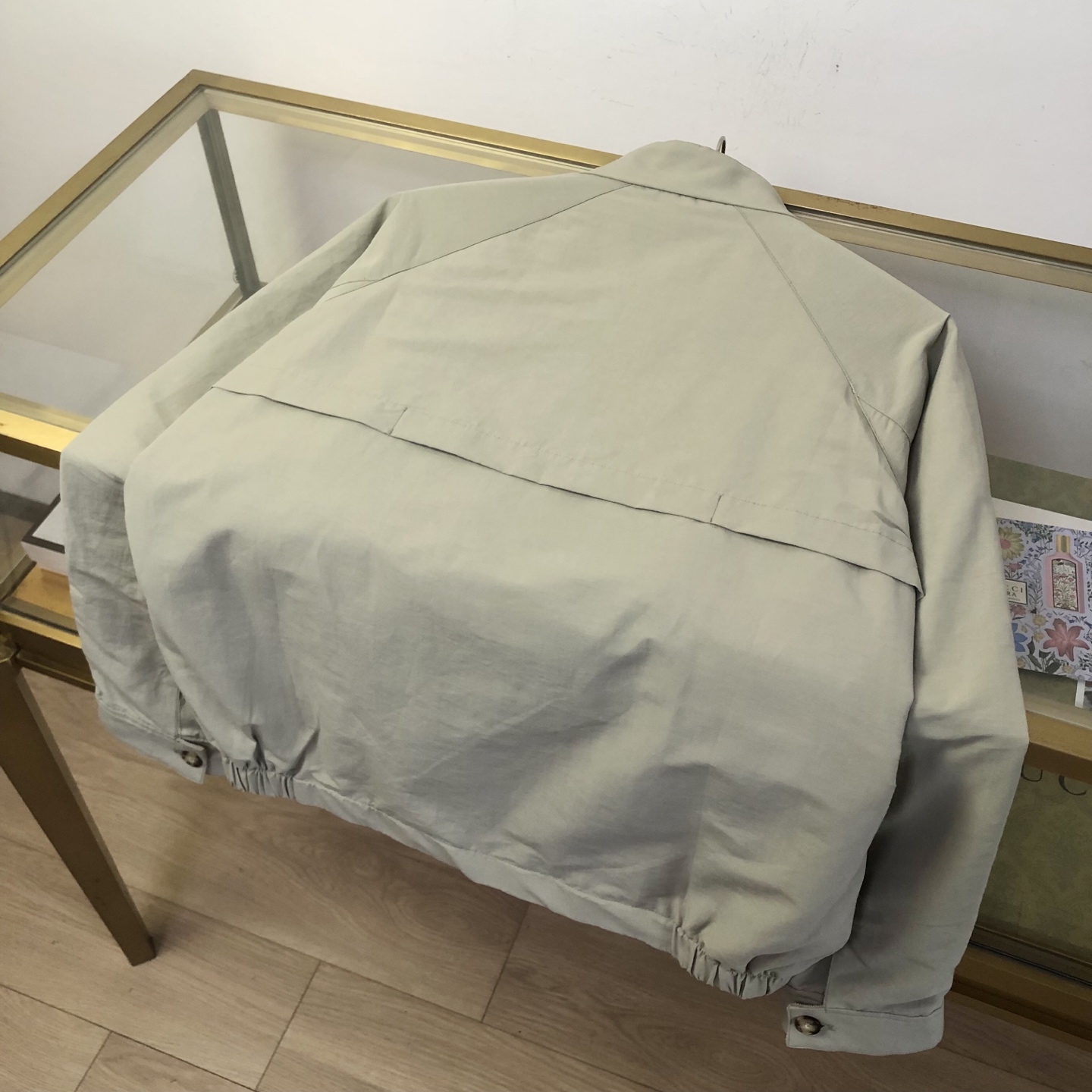 bc立领棉华达呢短夹克功能性与休闲优雅的平衡融合，定义了这款采用棉华达呢打造短夹克的风格。品牌通过对材质