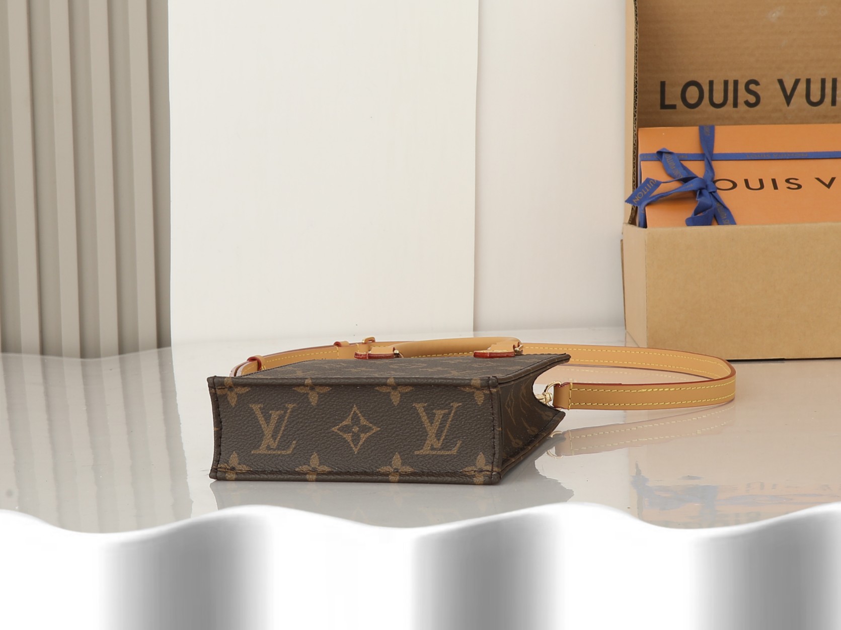 ‼️顶级原单、加强版‼️   Petit Sac Plat 手袋选用 Monogram 帆布，以袖珍尺寸